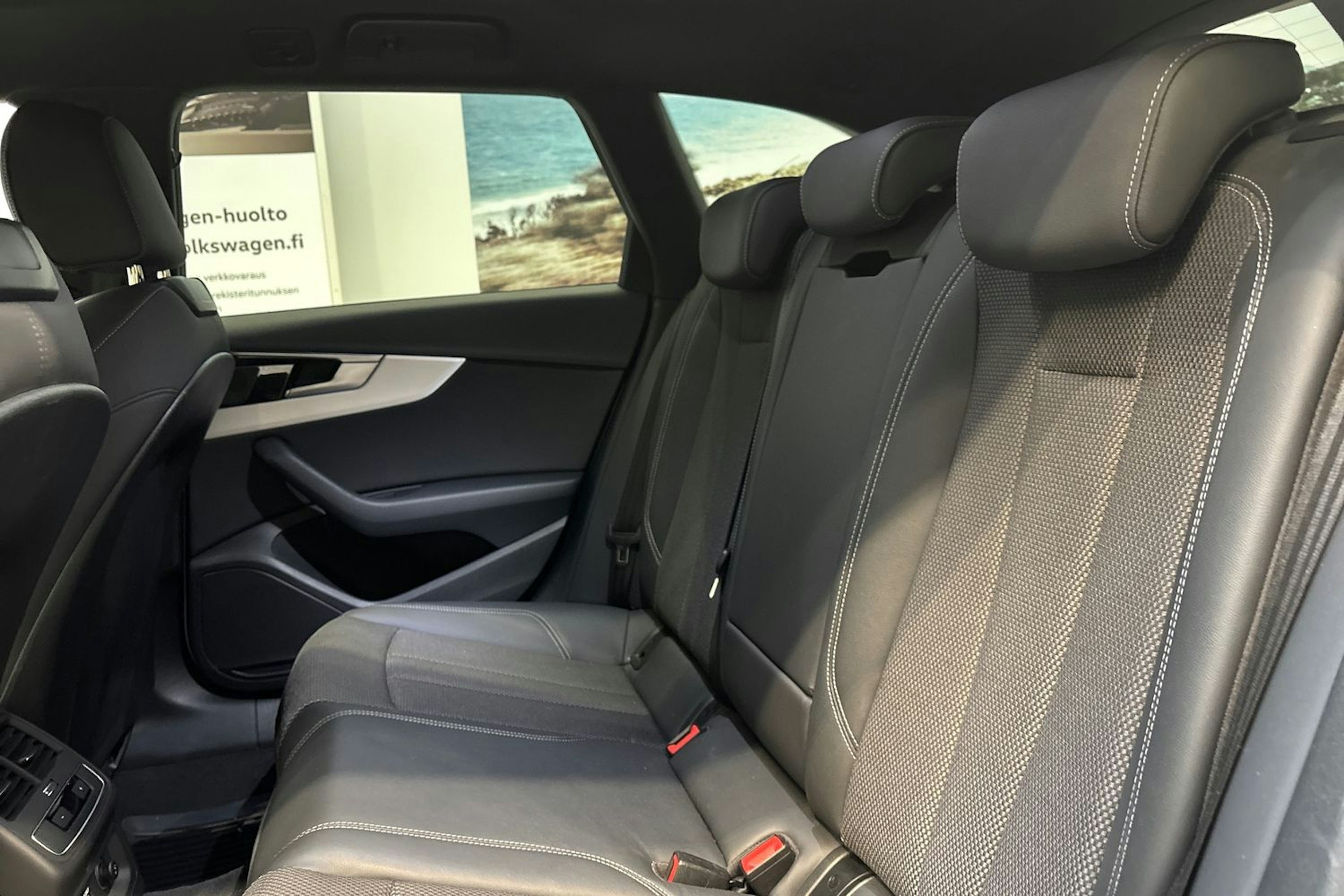 valkoinen Audi A4 2021 kuva 15.