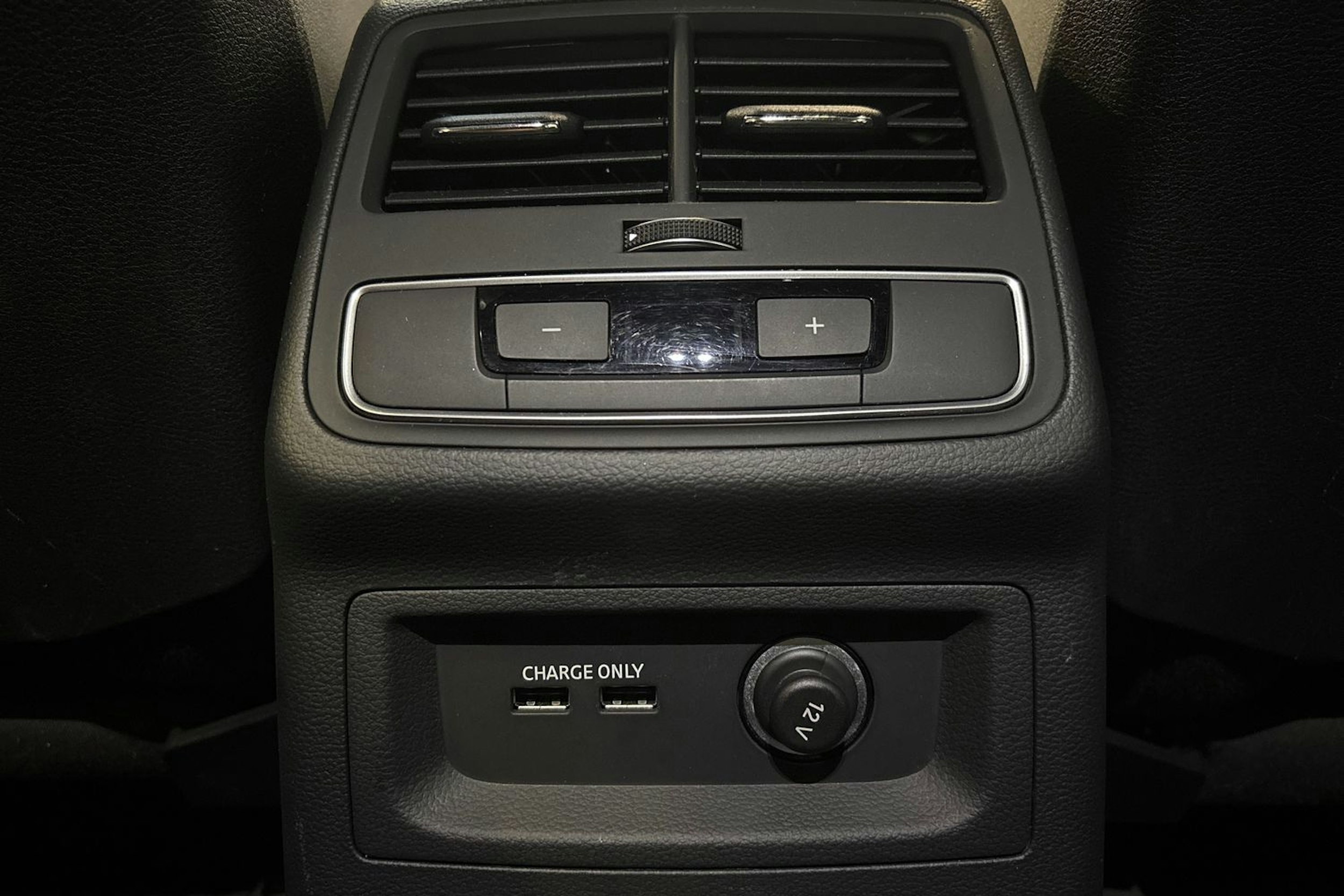 valkoinen Audi A4 2021 kuva 16.