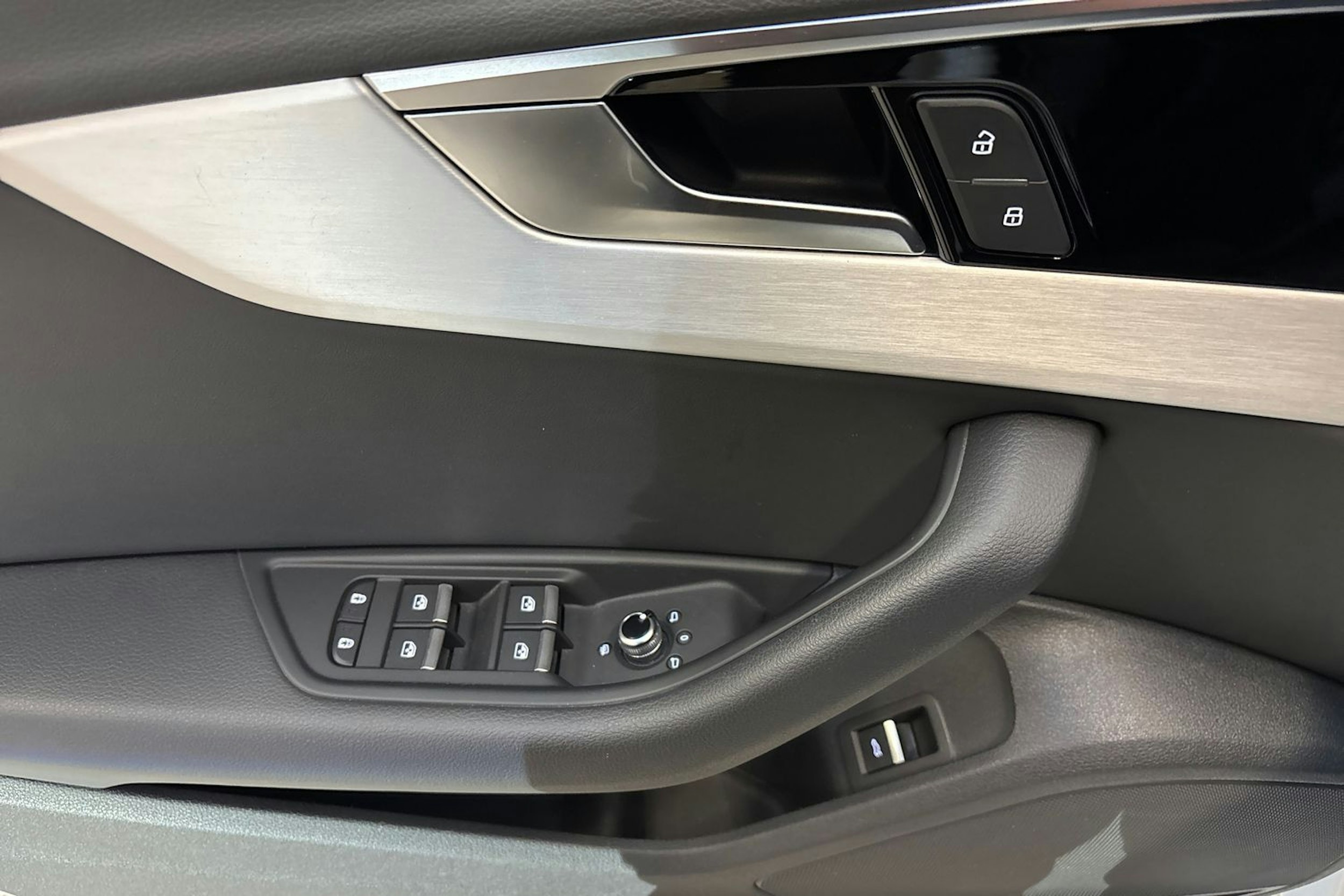 valkoinen Audi A4 2021 kuva 17.