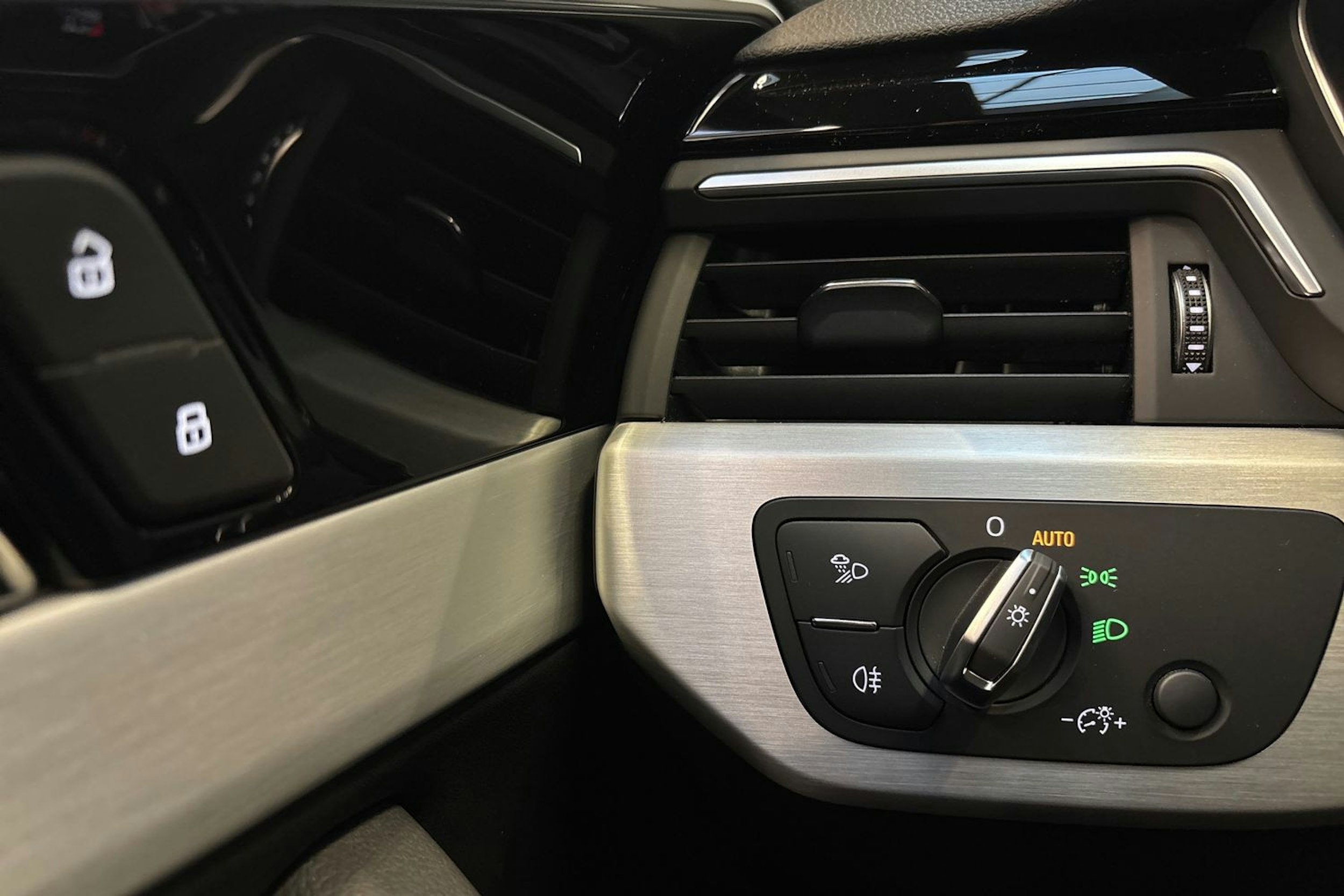 valkoinen Audi A4 2021 kuva 18.