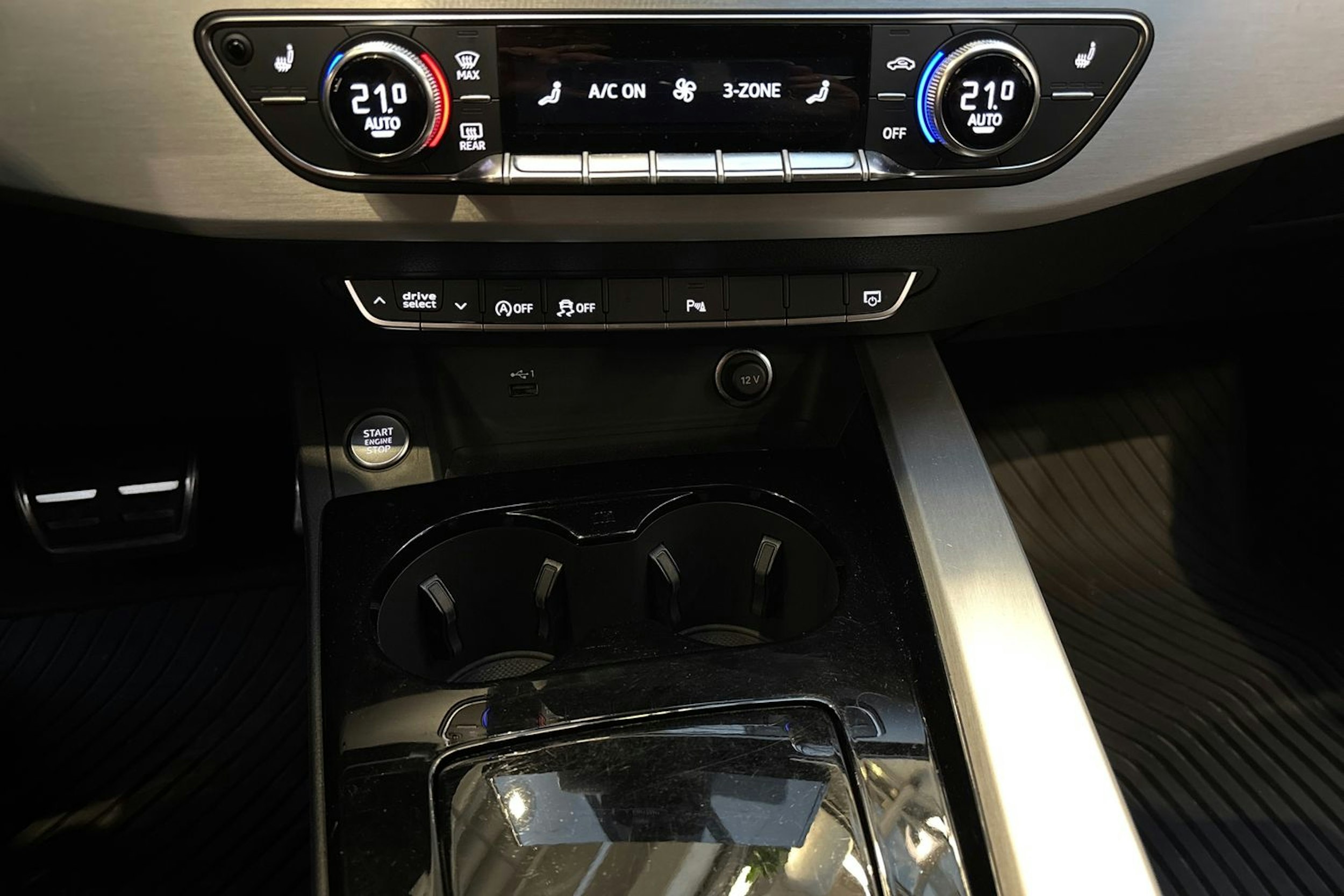 valkoinen Audi A4 2021 kuva 25.