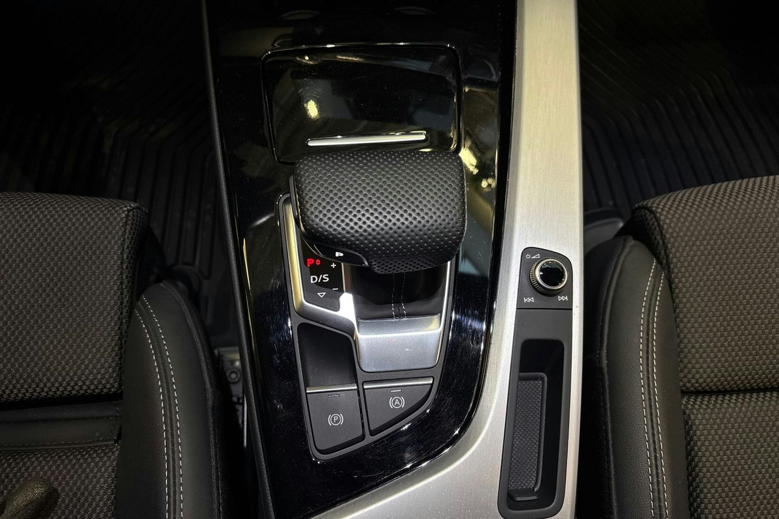 valkoinen Audi A4 2021 kuva 26.