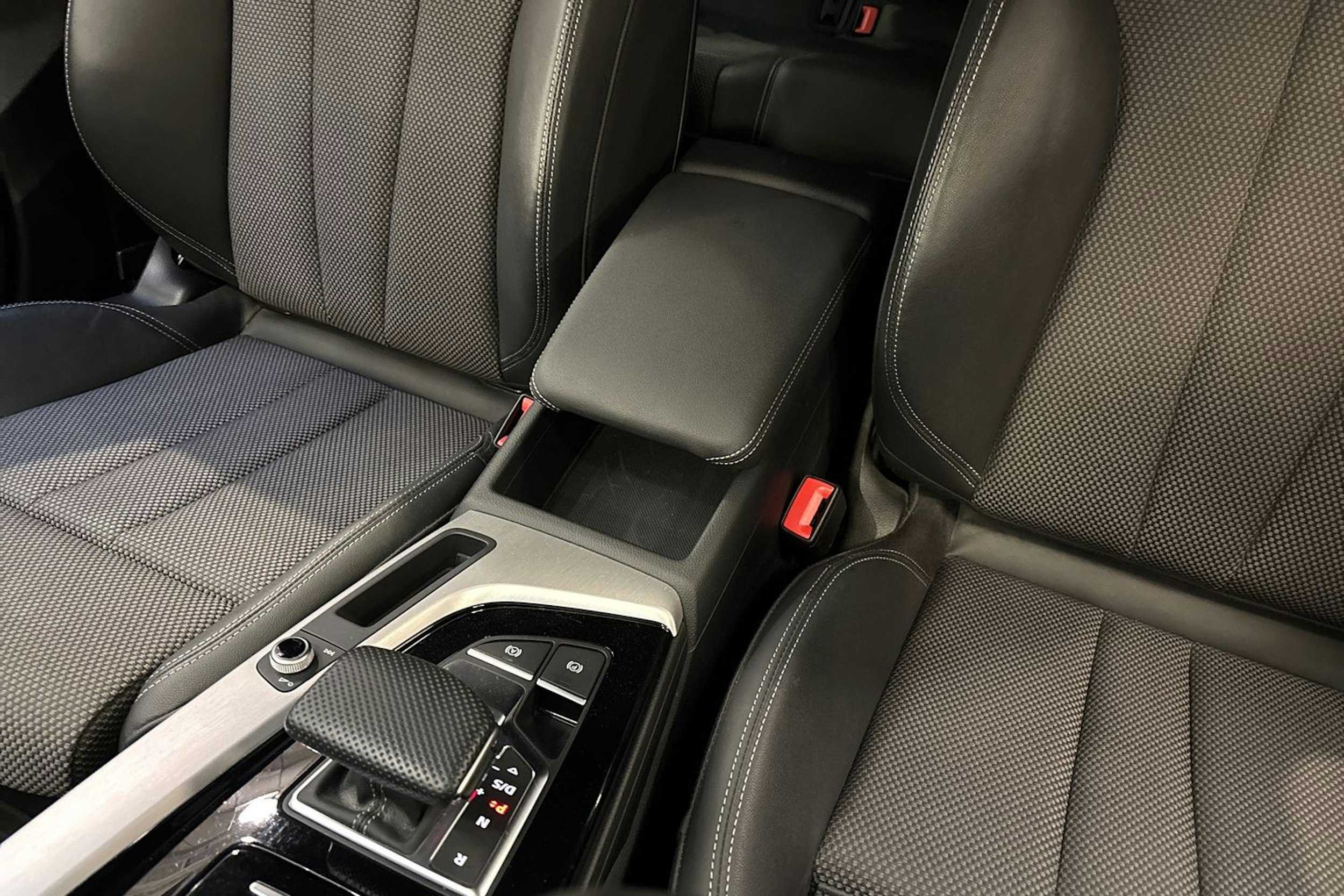 valkoinen Audi A4 2021 kuva 27.