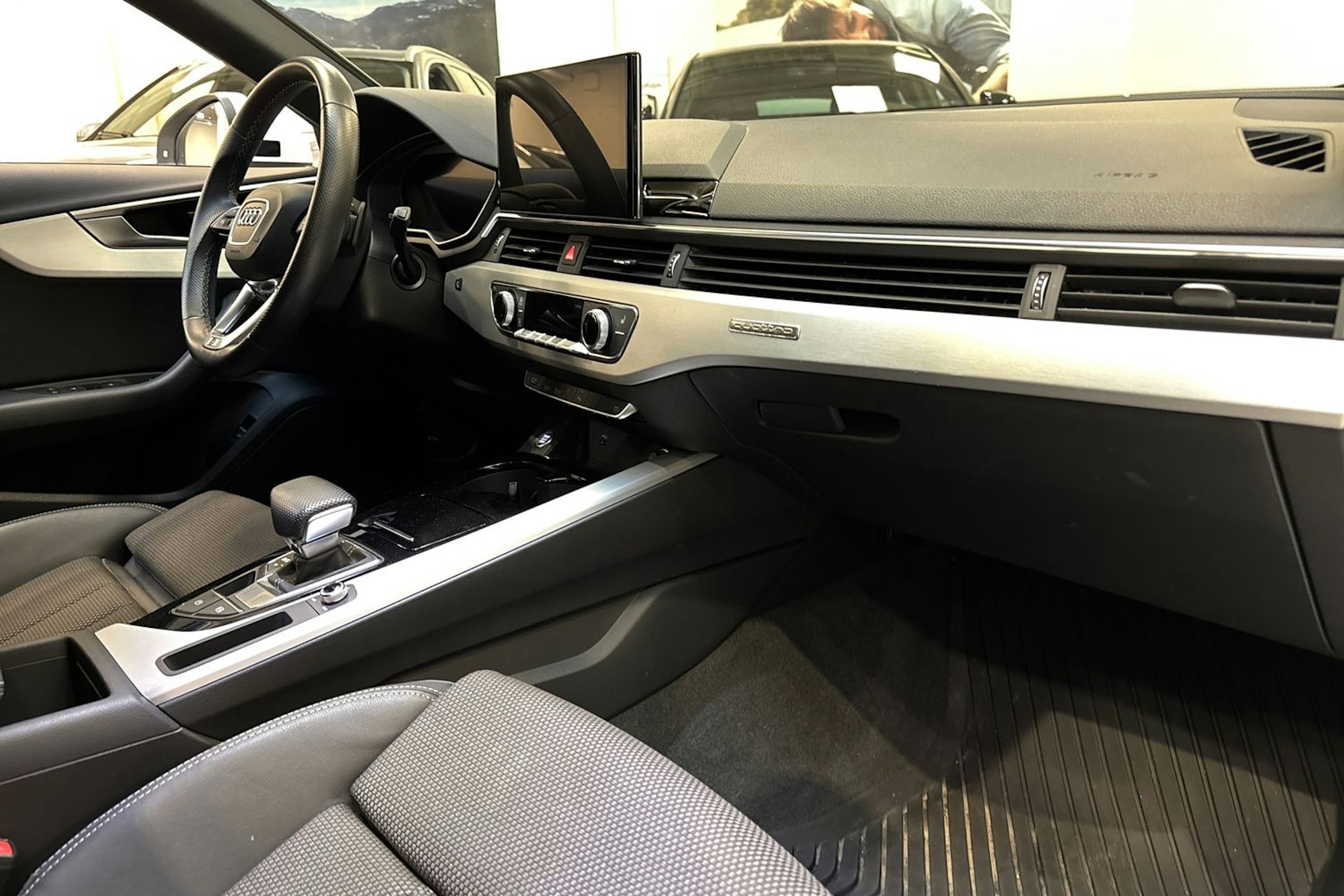 valkoinen Audi A4 2021 kuva 28.