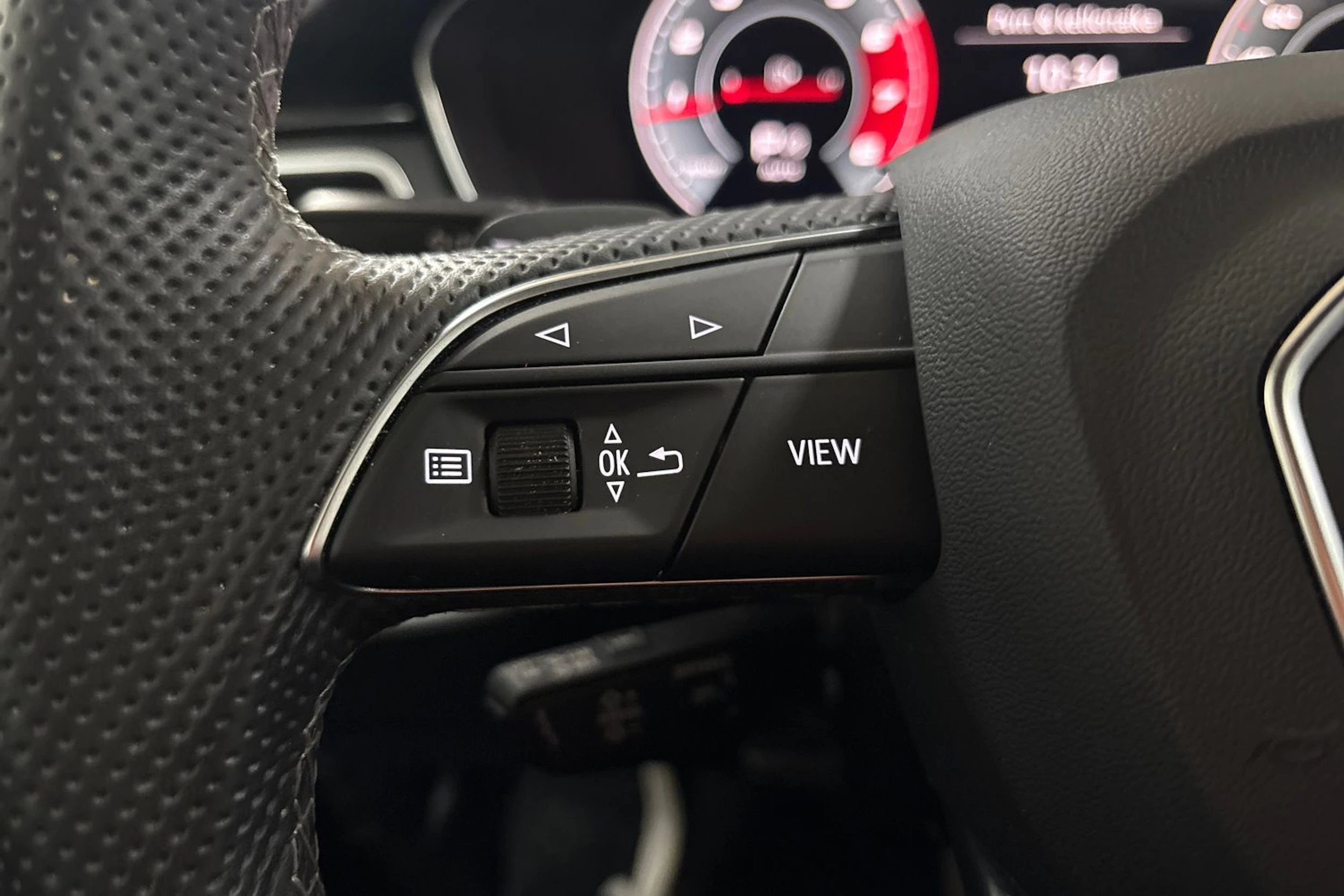 Valkoinen Audi A4 2021 kuva 17.