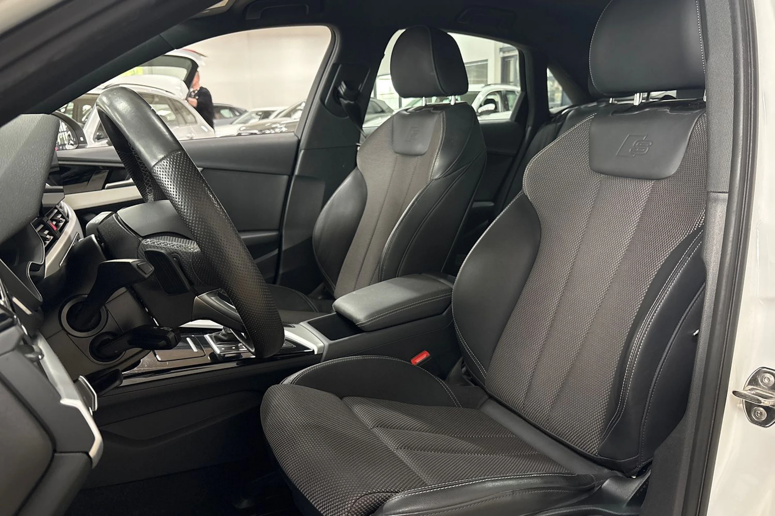 Valkoinen Audi A4 2021 kuva 30.