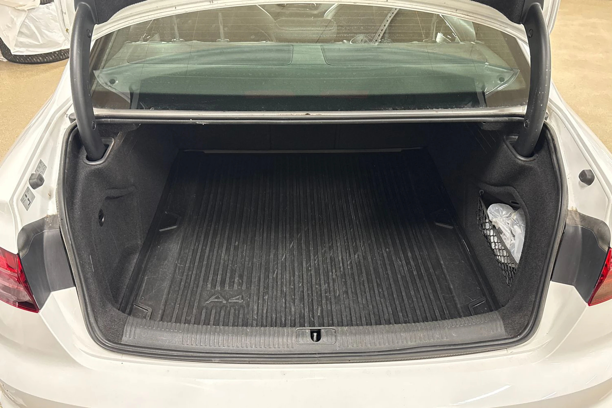 Valkoinen Audi A4 2021 kuva 31.