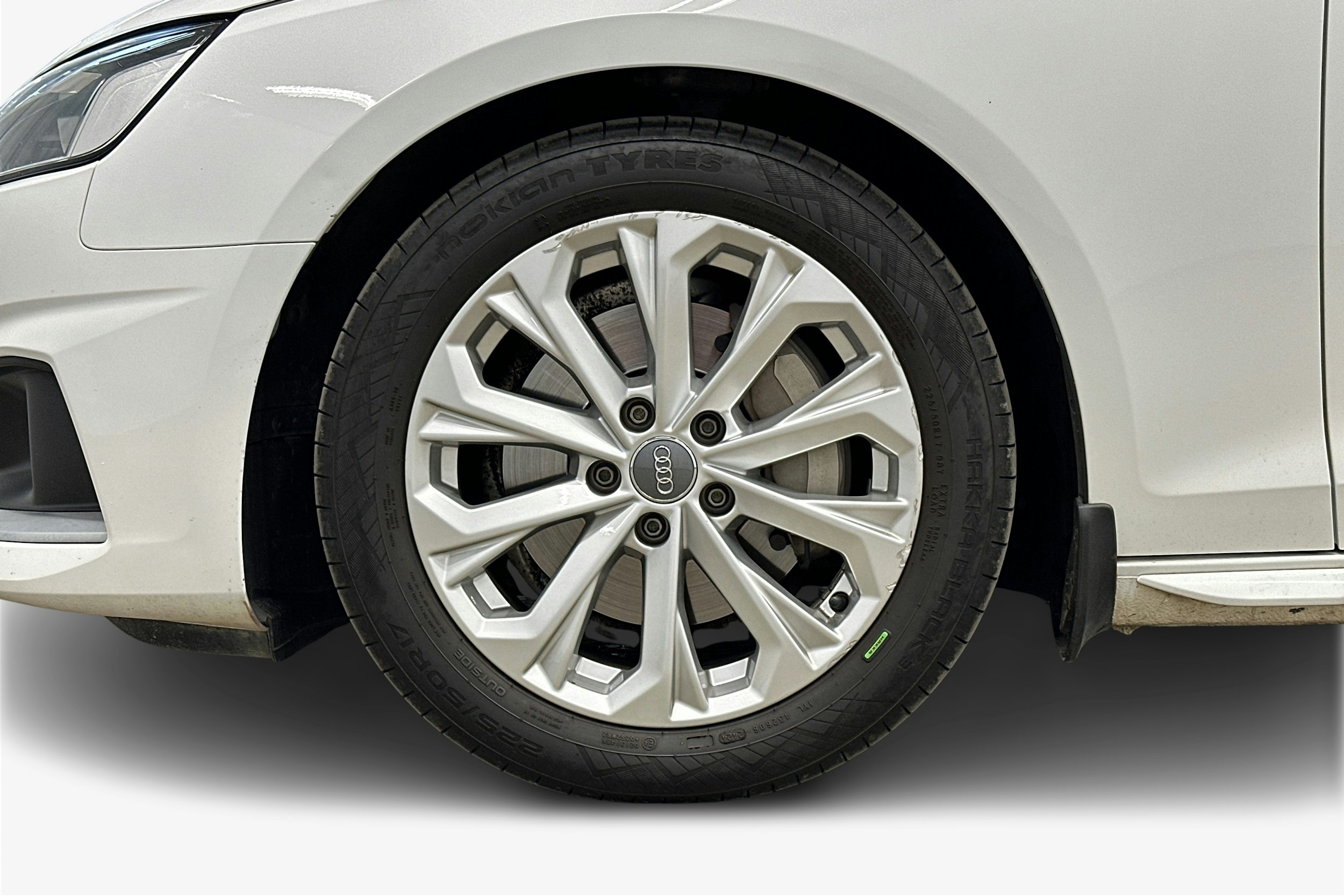 valkoinen Audi A4 2021 kuva 11.