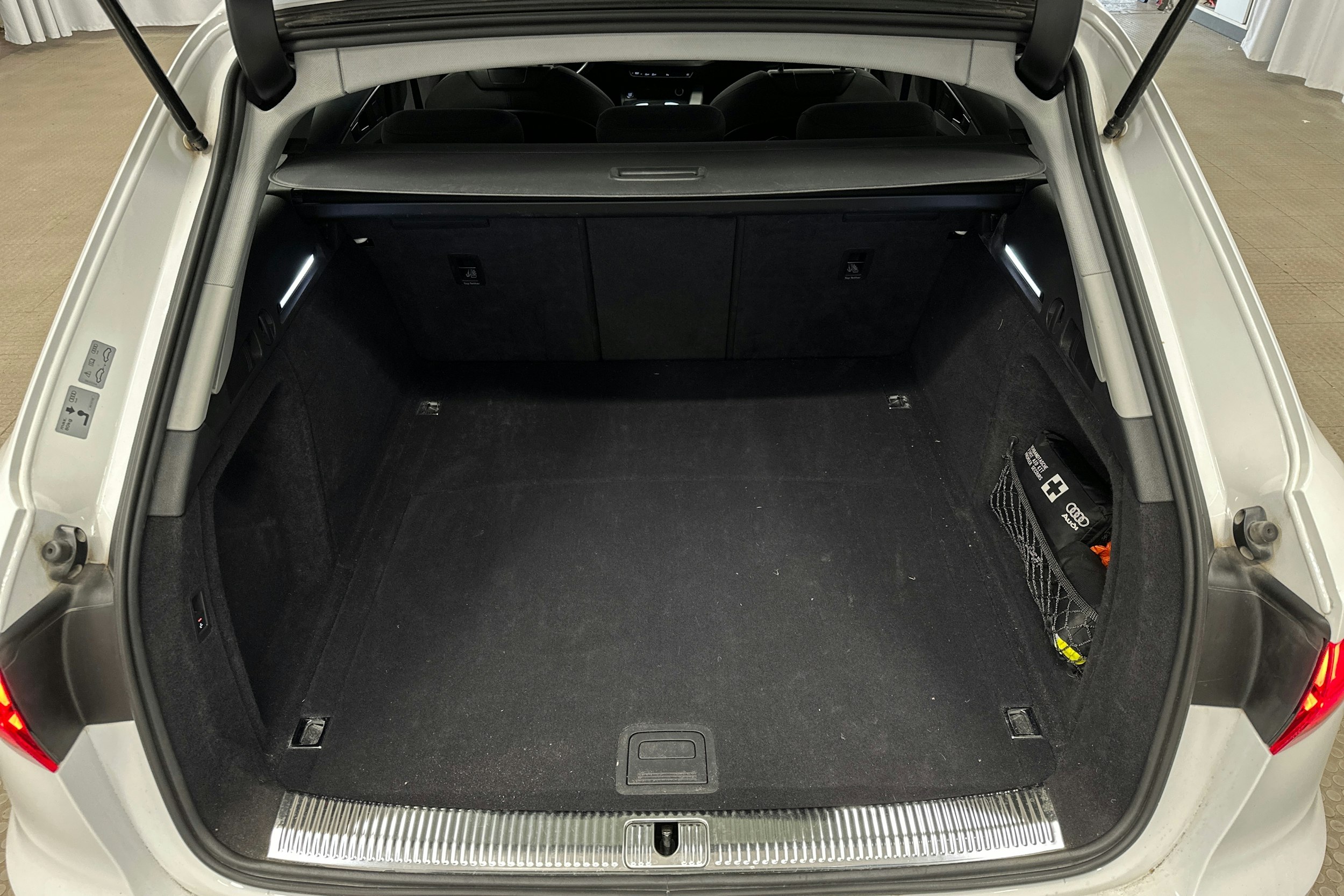 valkoinen Audi A4 2021 kuva 14.