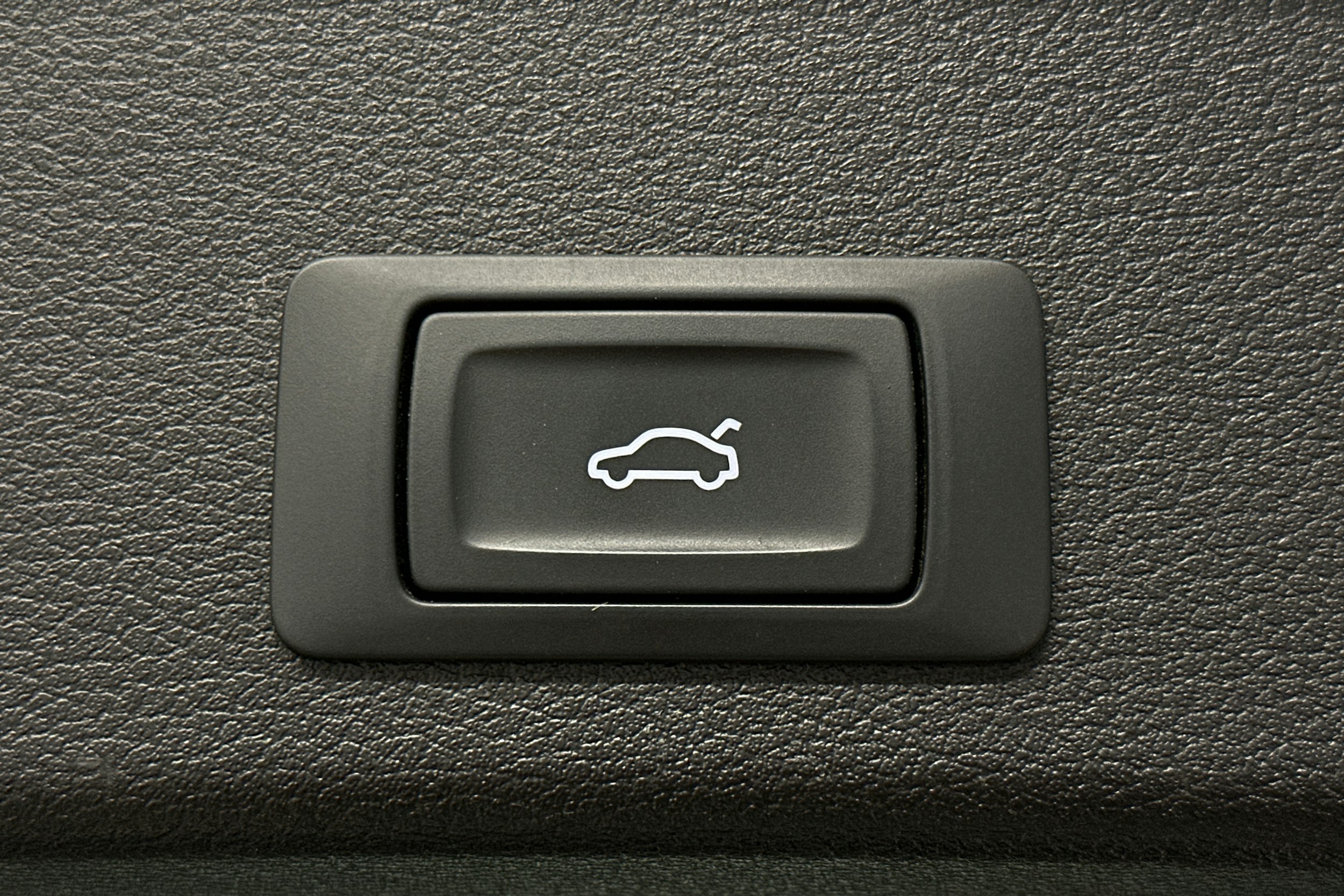 valkoinen Audi A4 2021 kuva 15.