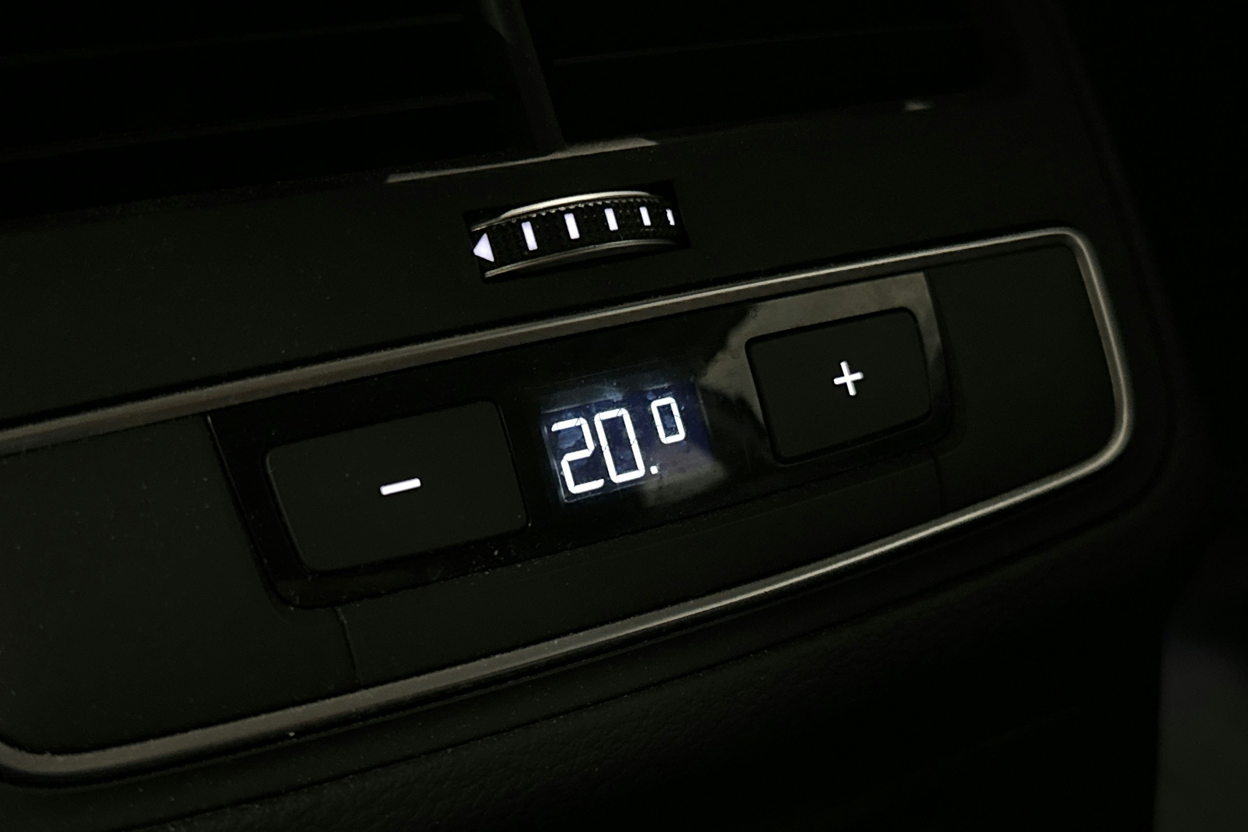 valkoinen Audi A4 2021 kuva 17.