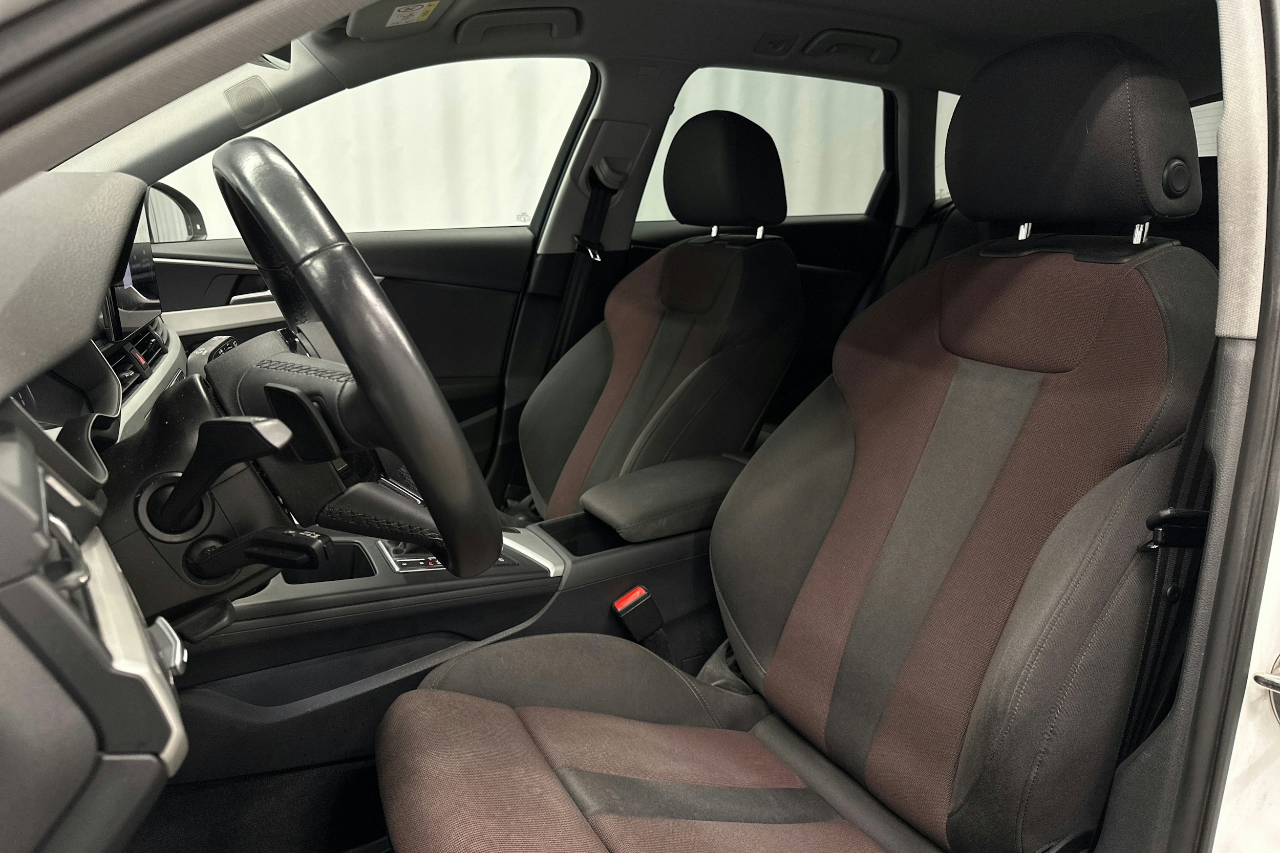 valkoinen Audi A4 2021 kuva 18.
