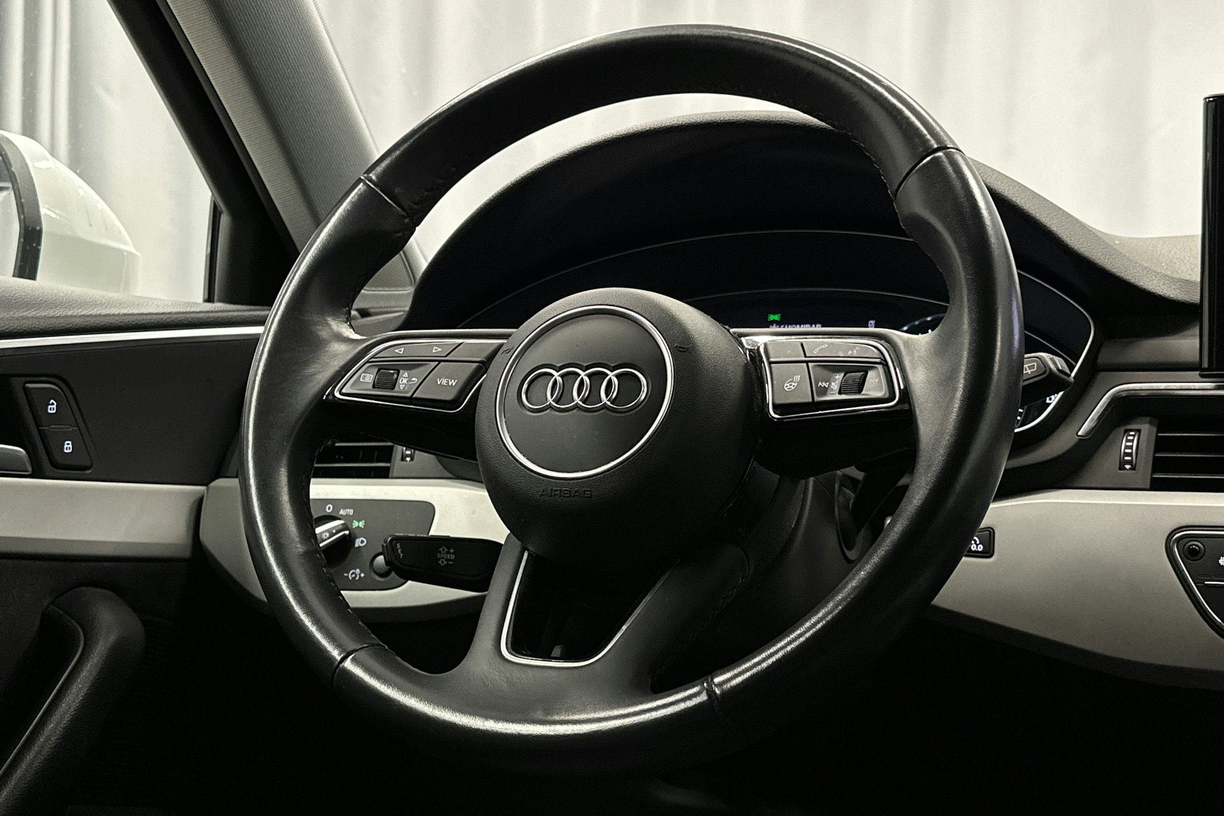 valkoinen Audi A4 2021 kuva 19.