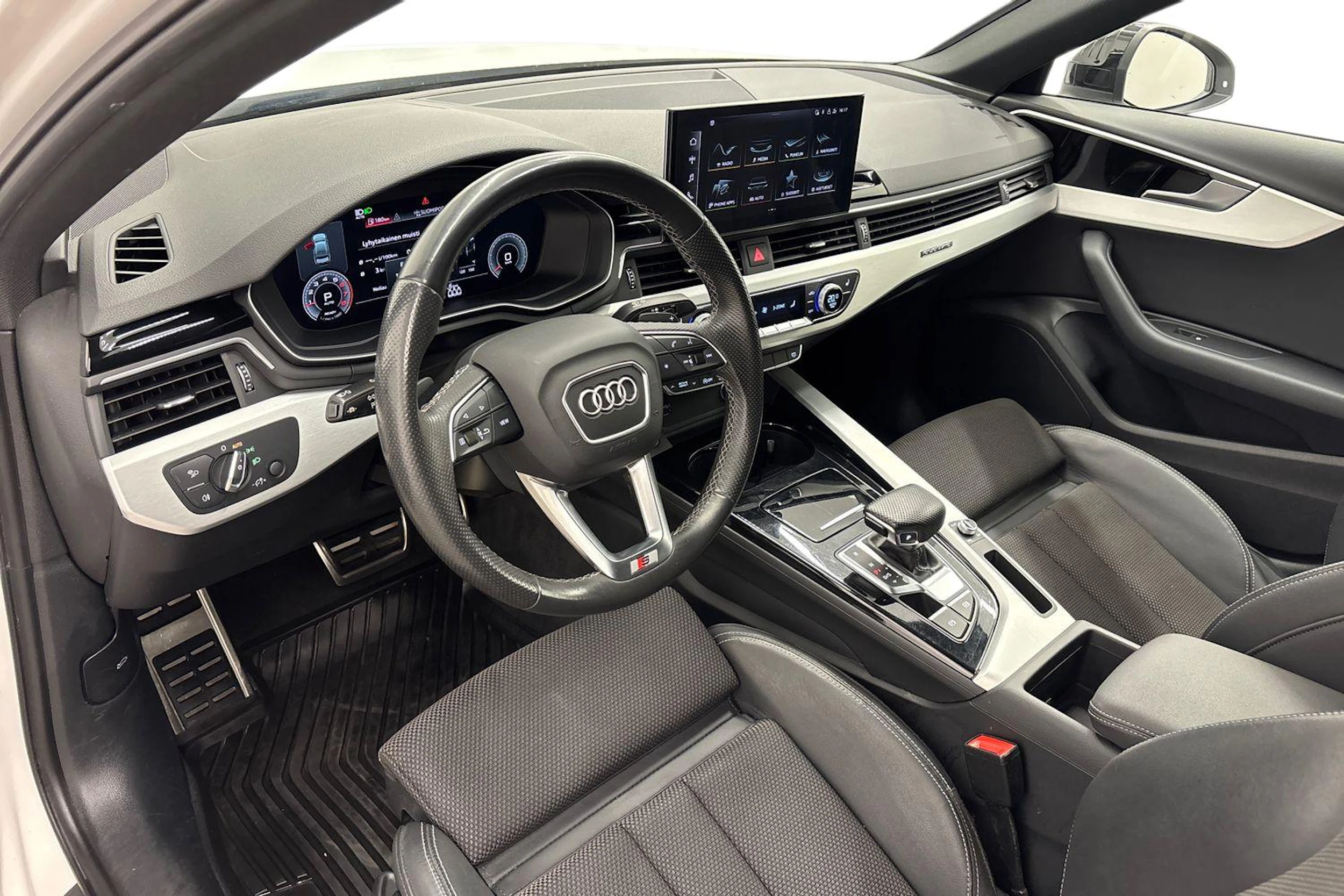 valkoinen Audi A4 2021 kuva 8.