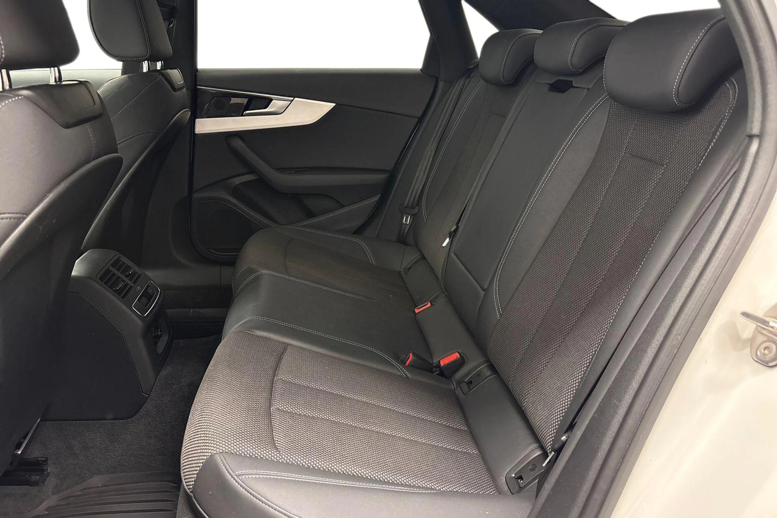 valkoinen Audi A4 2021 kuva 11.