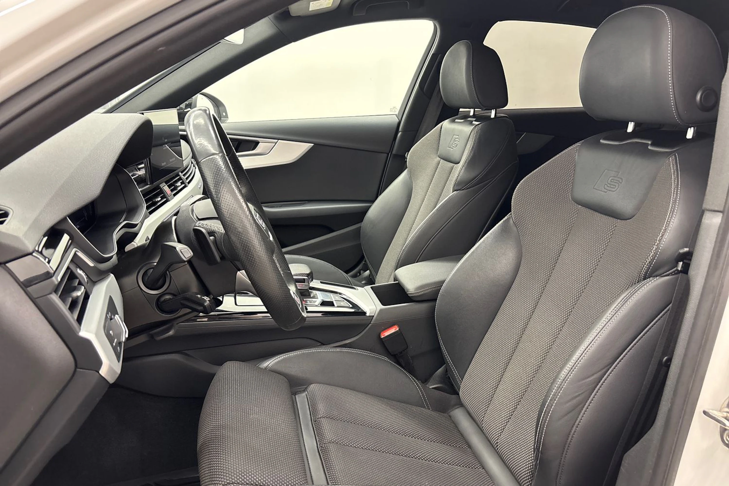 valkoinen Audi A4 2021 kuva 15.