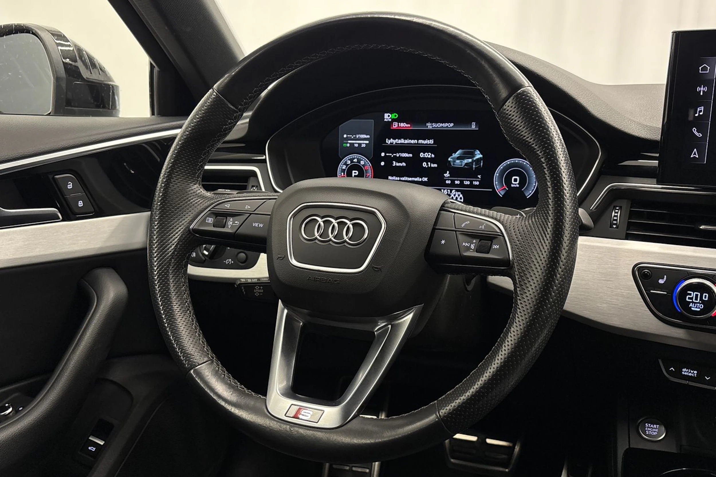 valkoinen Audi A4 2021 kuva 16.
