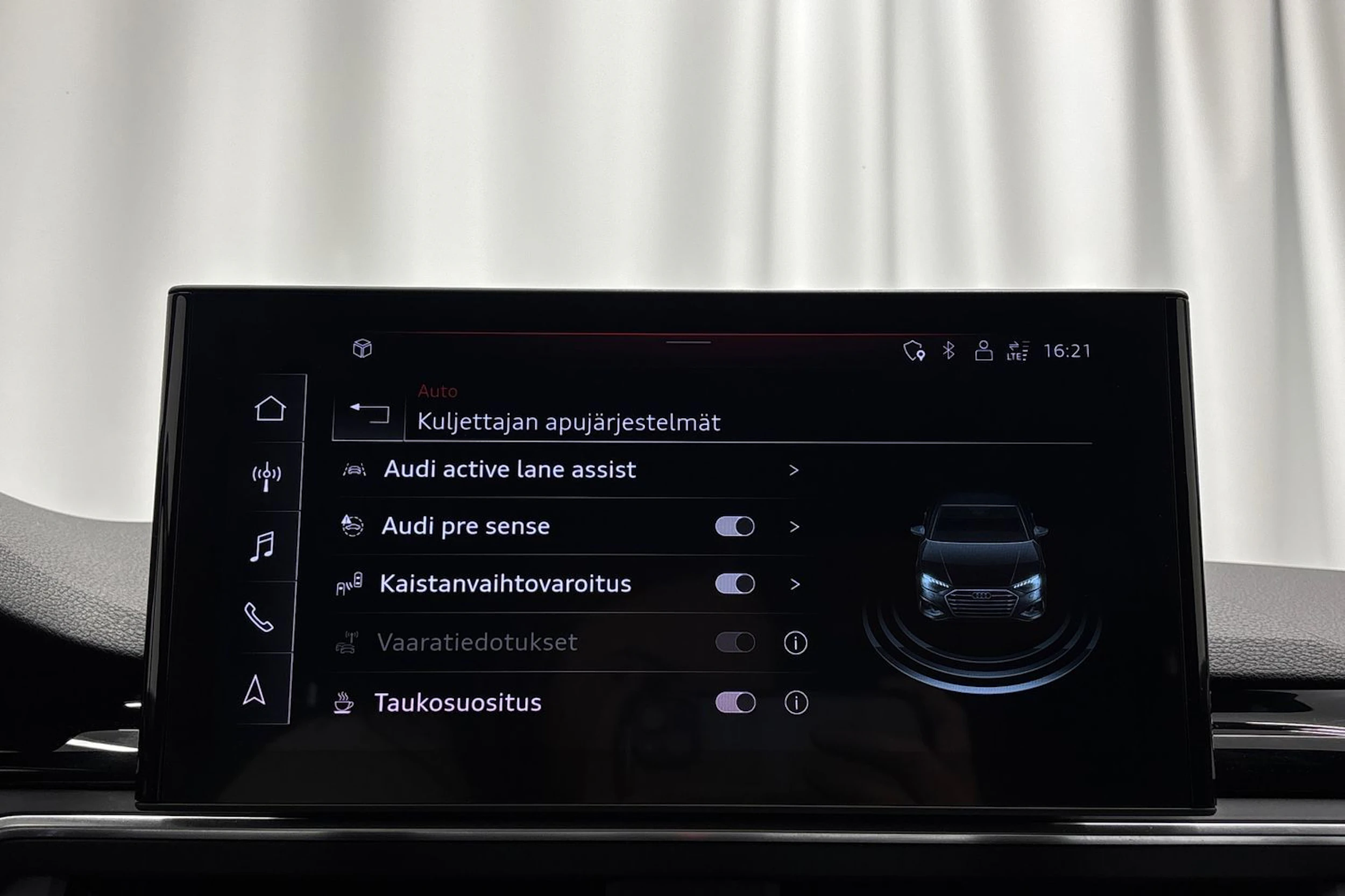 valkoinen Audi A4 2021 kuva 24.