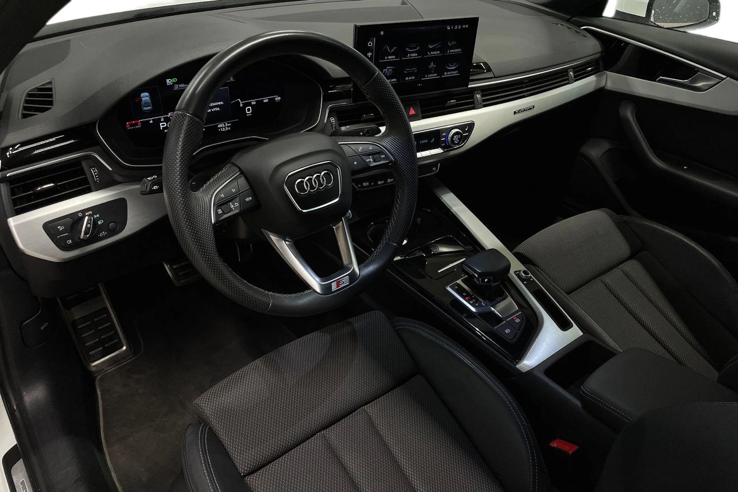 valkoinen Audi A4 2021 kuva 6.