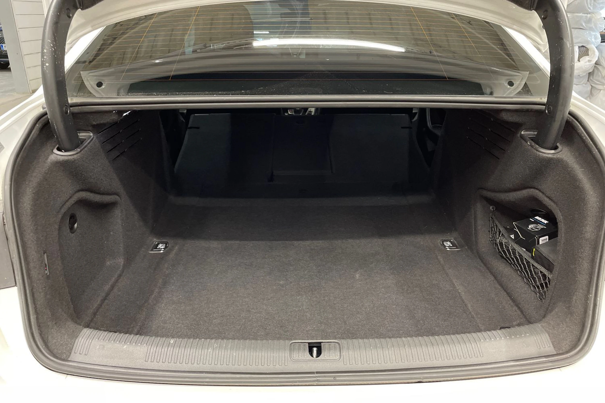 valkoinen Audi A4 2021 kuva 11.