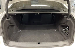 valkoinen Audi A4 2021 kuva 11.