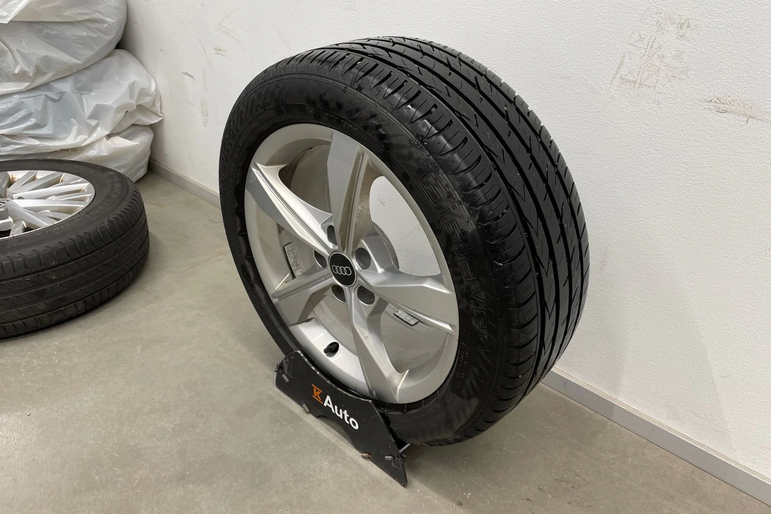 valkoinen Audi A4 2021 kuva 12.