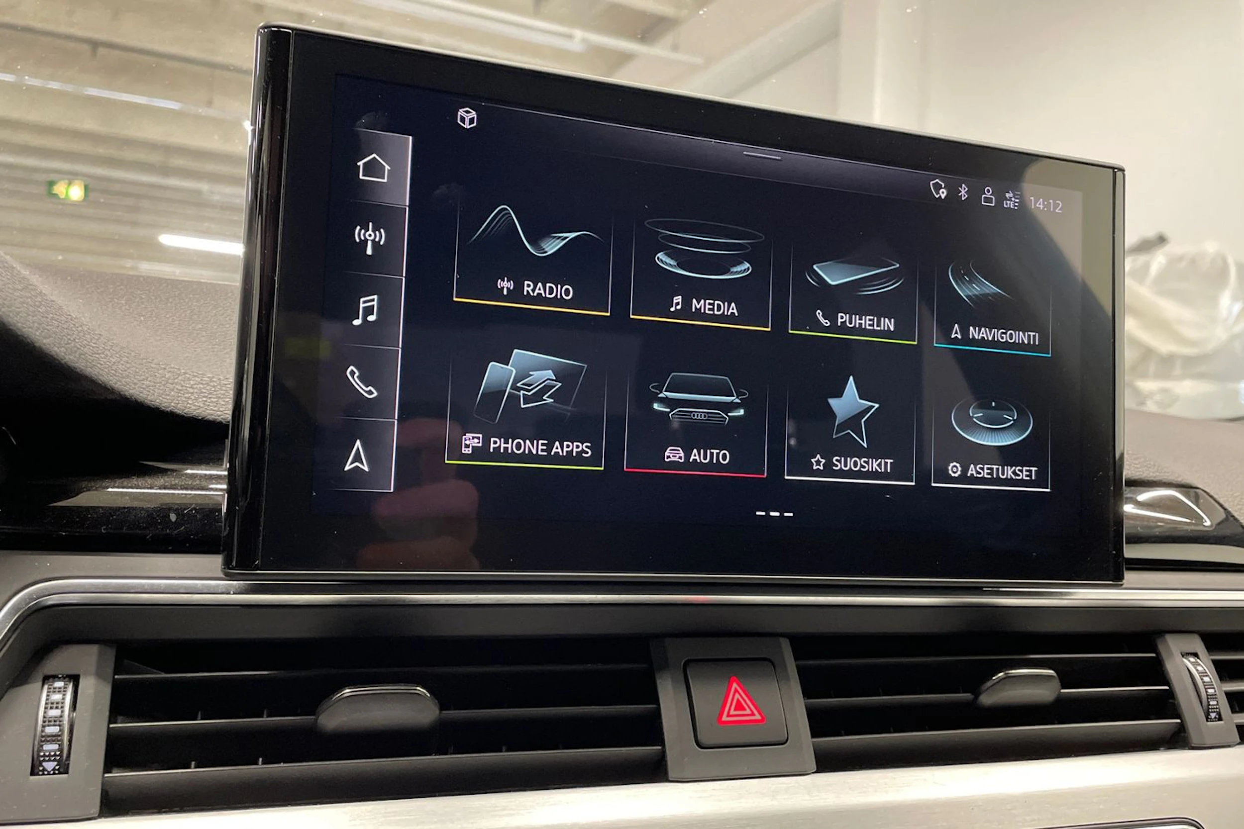 valkoinen Audi A4 2021 kuva 15.