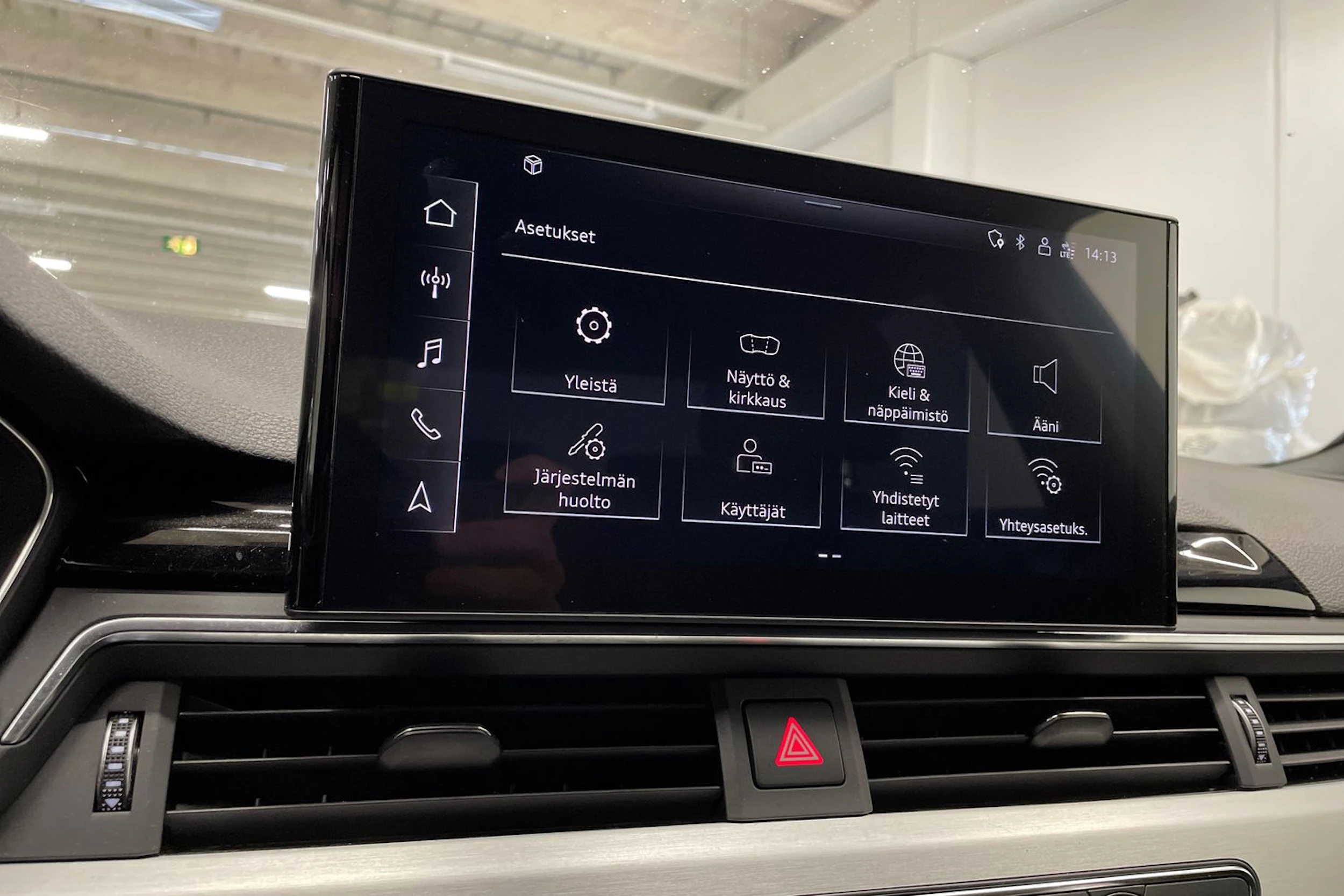 valkoinen Audi A4 2021 kuva 17.