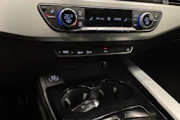 valkoinen Audi A4 2021 kuva 21.