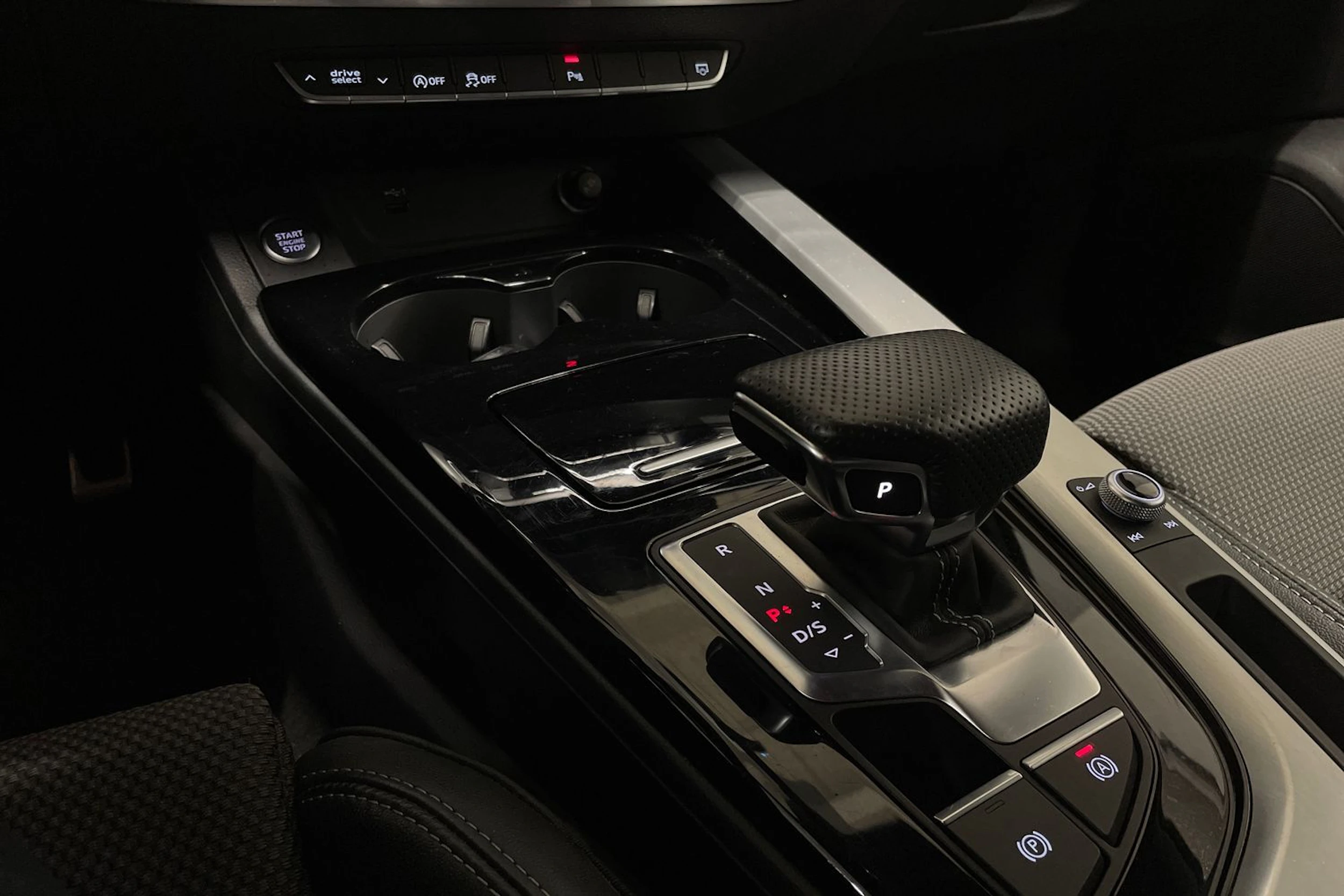 valkoinen Audi A4 2021 kuva 22.