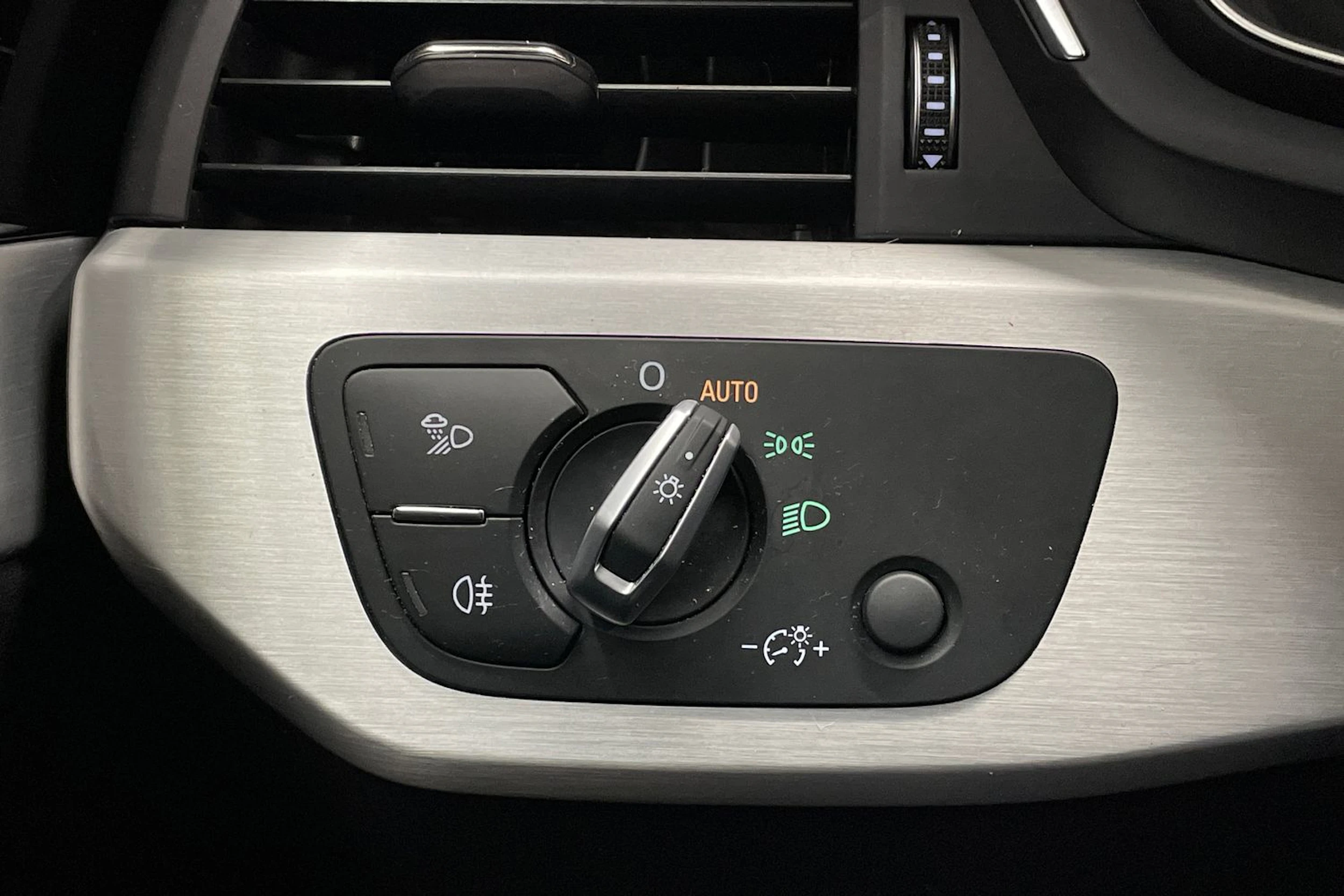 valkoinen Audi A4 2021 kuva 23.