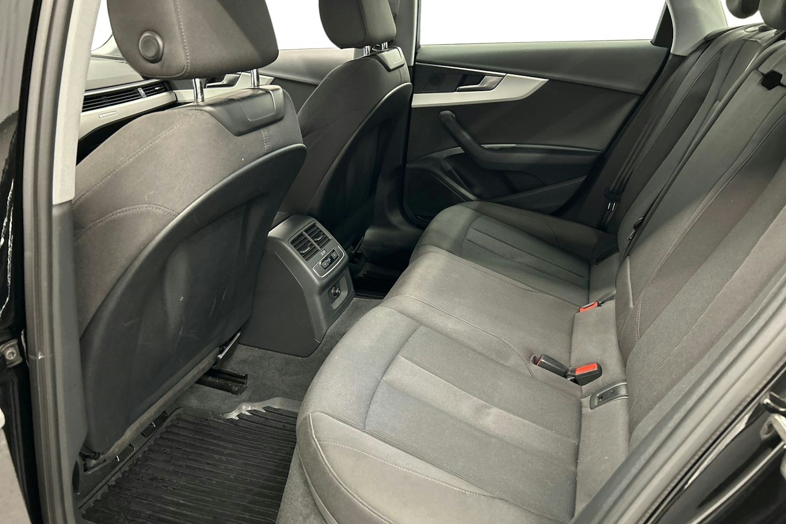 musta Audi A4 2021 kuva 10.