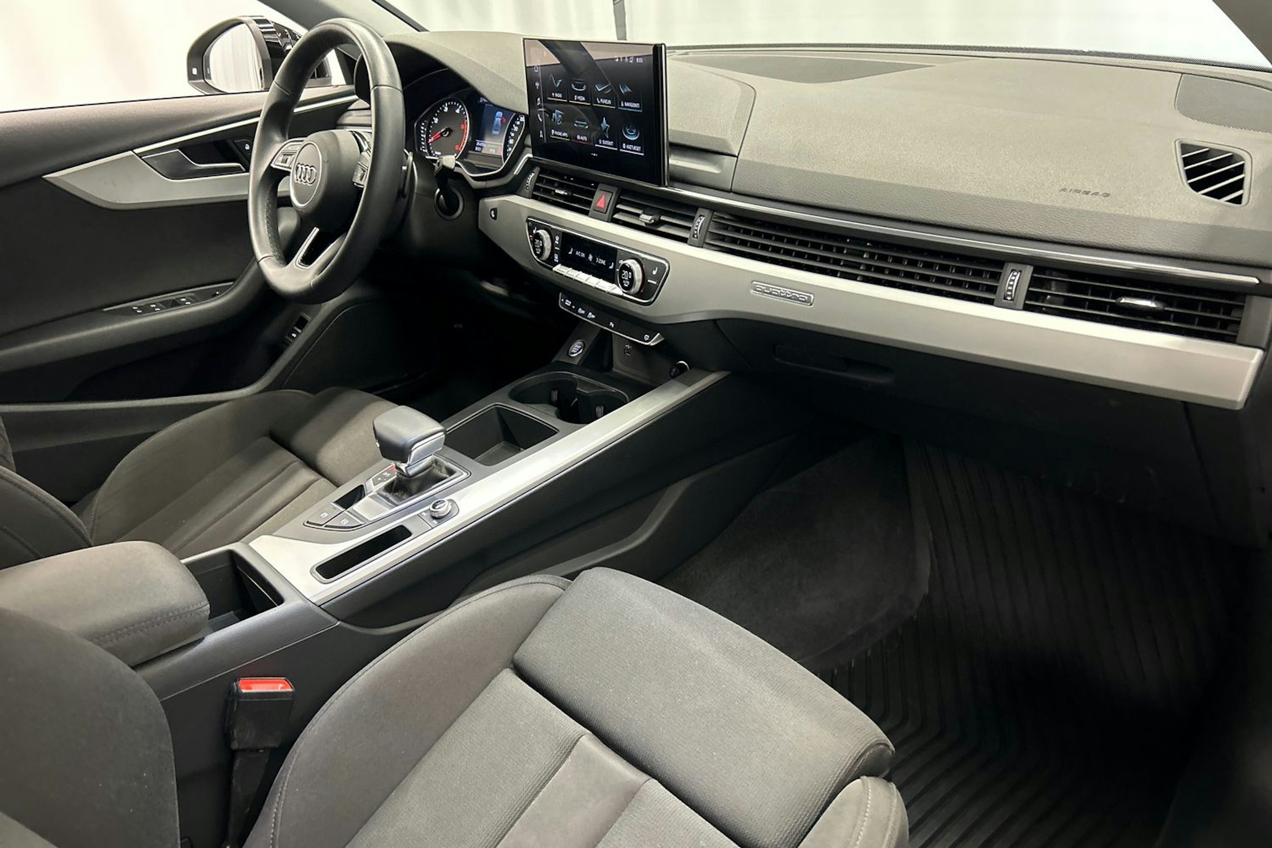 musta Audi A4 2021 kuva 16.