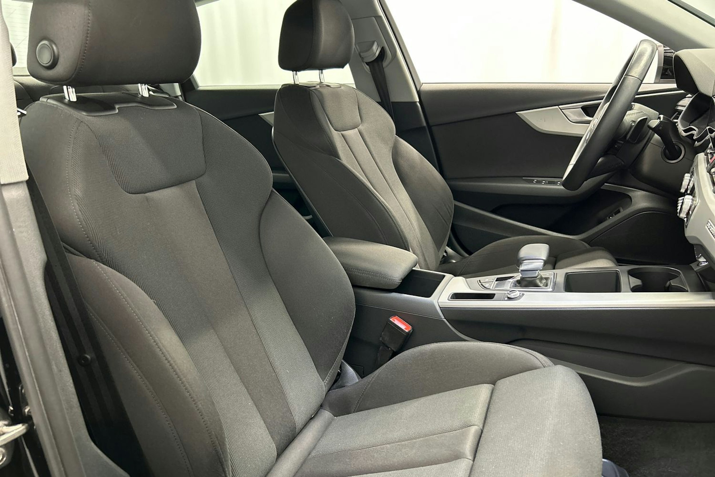 musta Audi A4 2021 kuva 17.