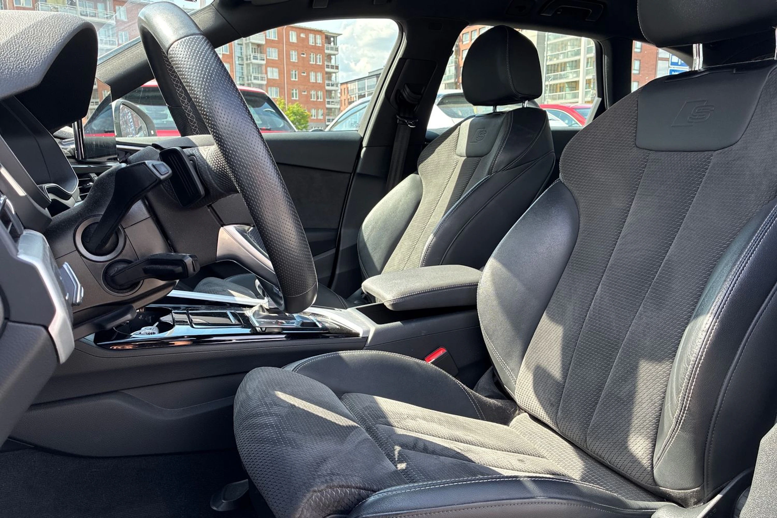 valkoinen Audi A4 2021 kuva 4.