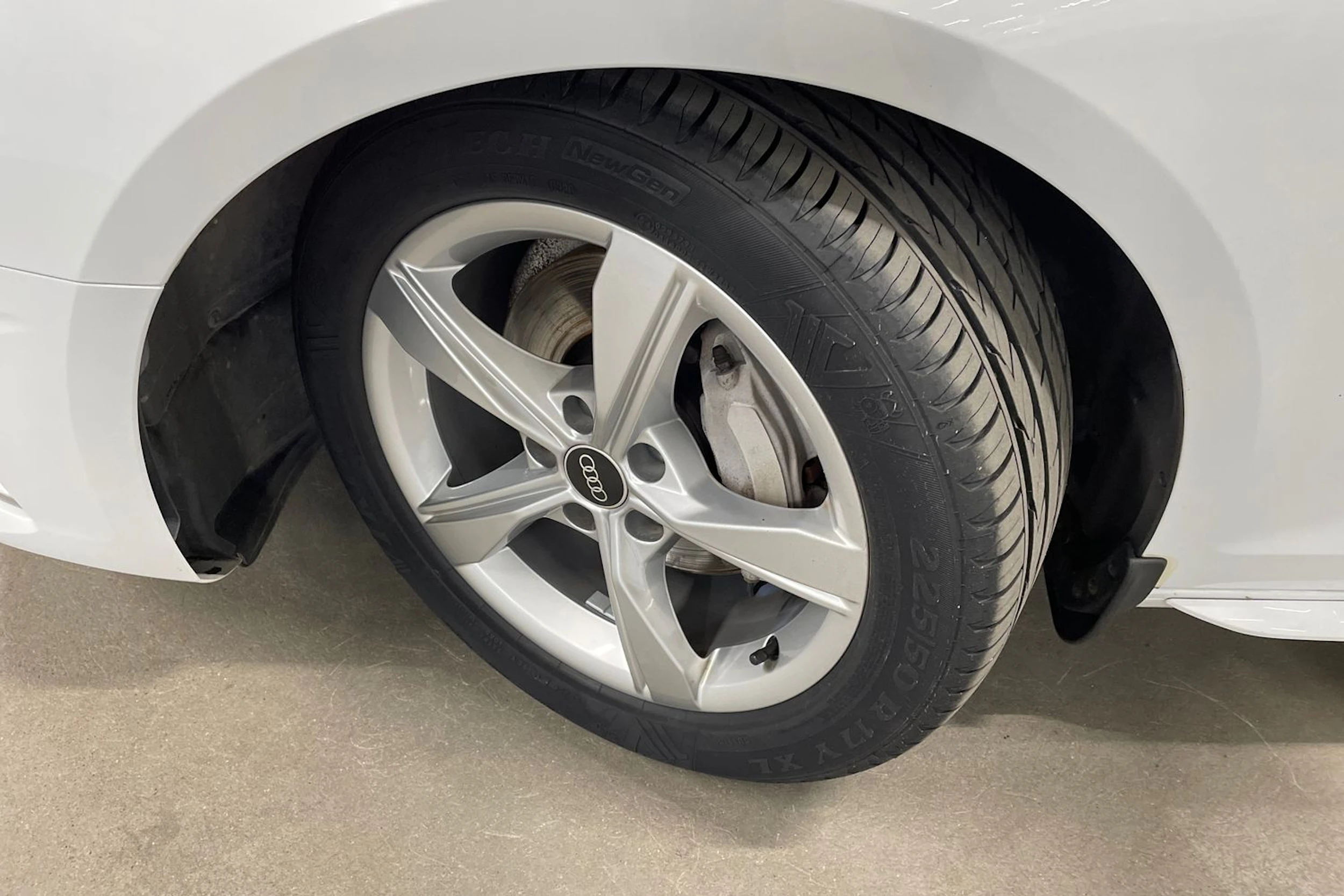 valkoinen Audi A4 2021 kuva 10.