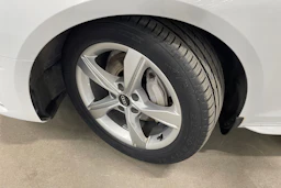 valkoinen Audi A4 2021 kuva 10.