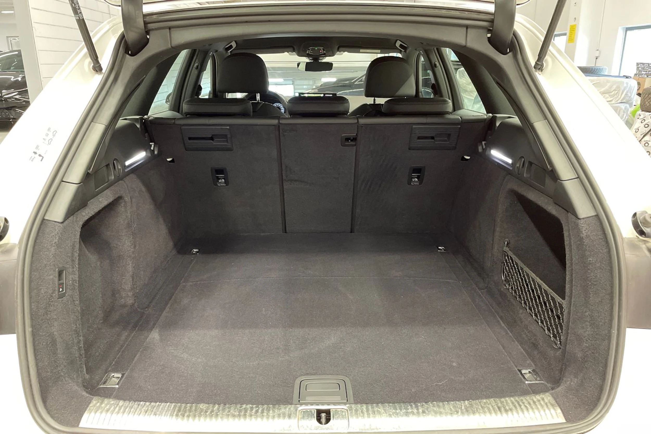 valkoinen Audi A4 2021 kuva 12.