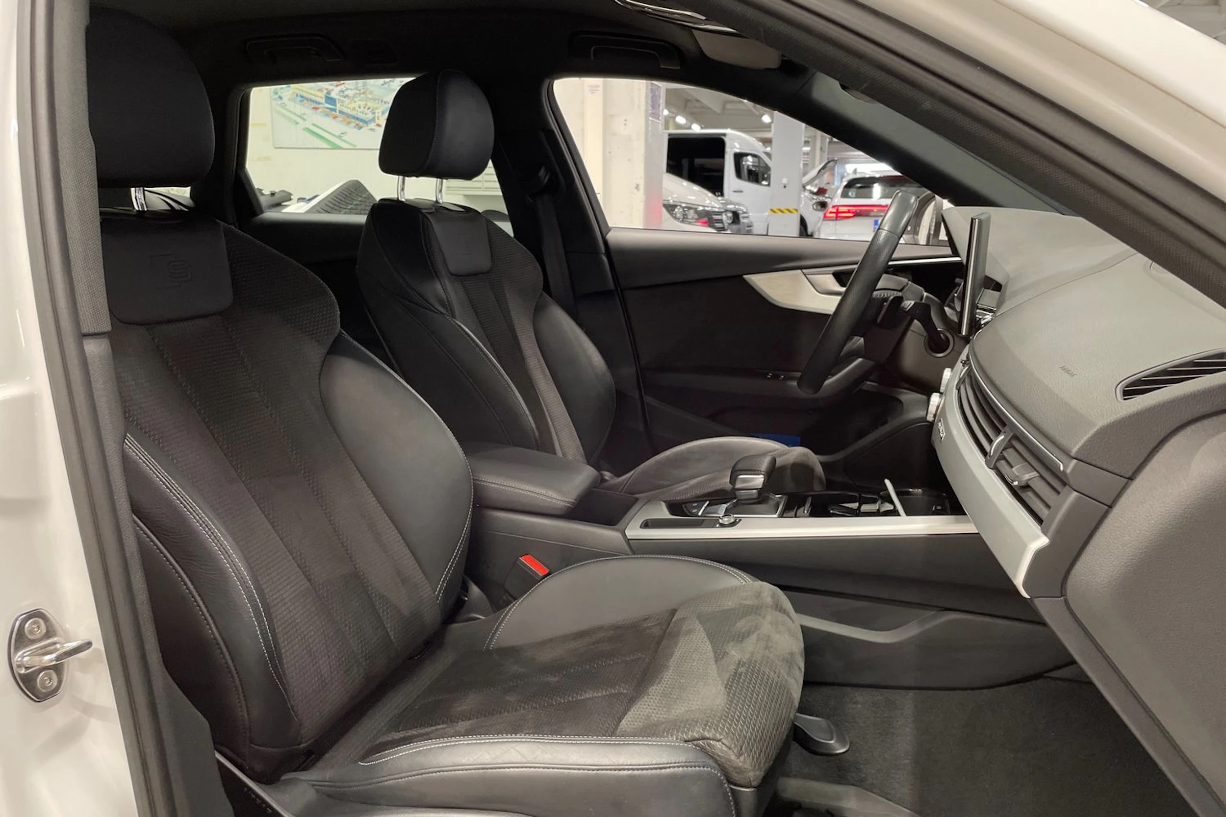 valkoinen Audi A4 2021 kuva 28.