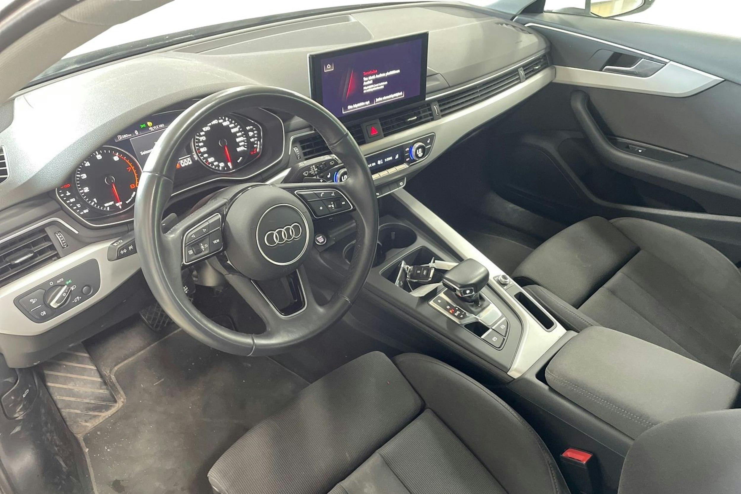 Valkoinen Audi A4 2021 kuva 7.