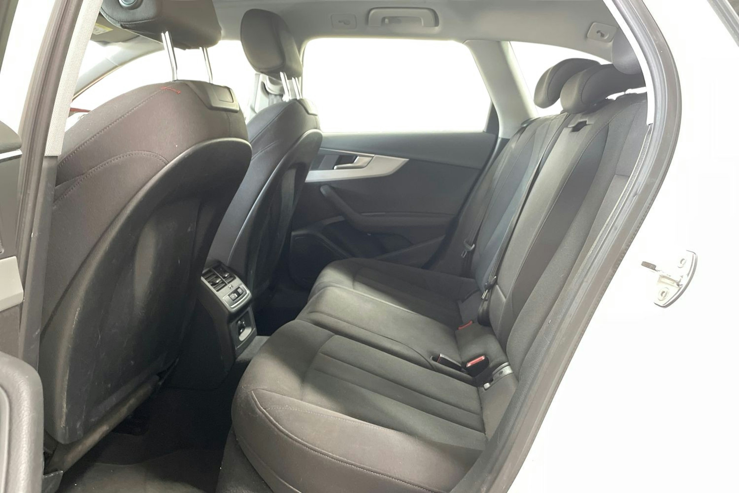 Valkoinen Audi A4 2021 kuva 10.