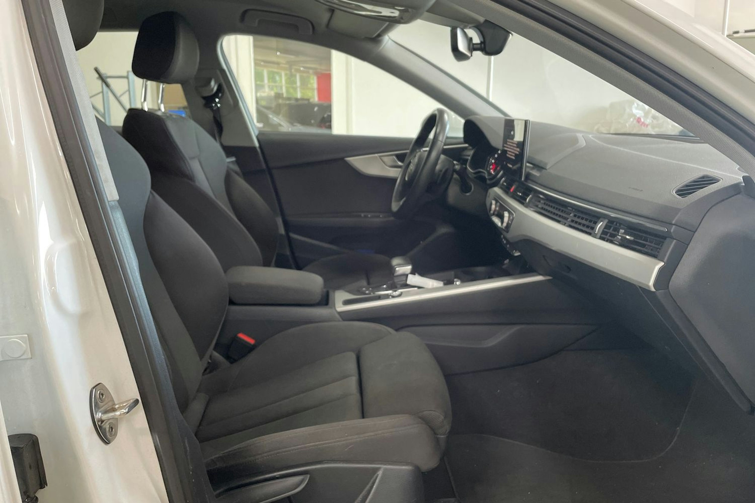 Valkoinen Audi A4 2021 kuva 14.