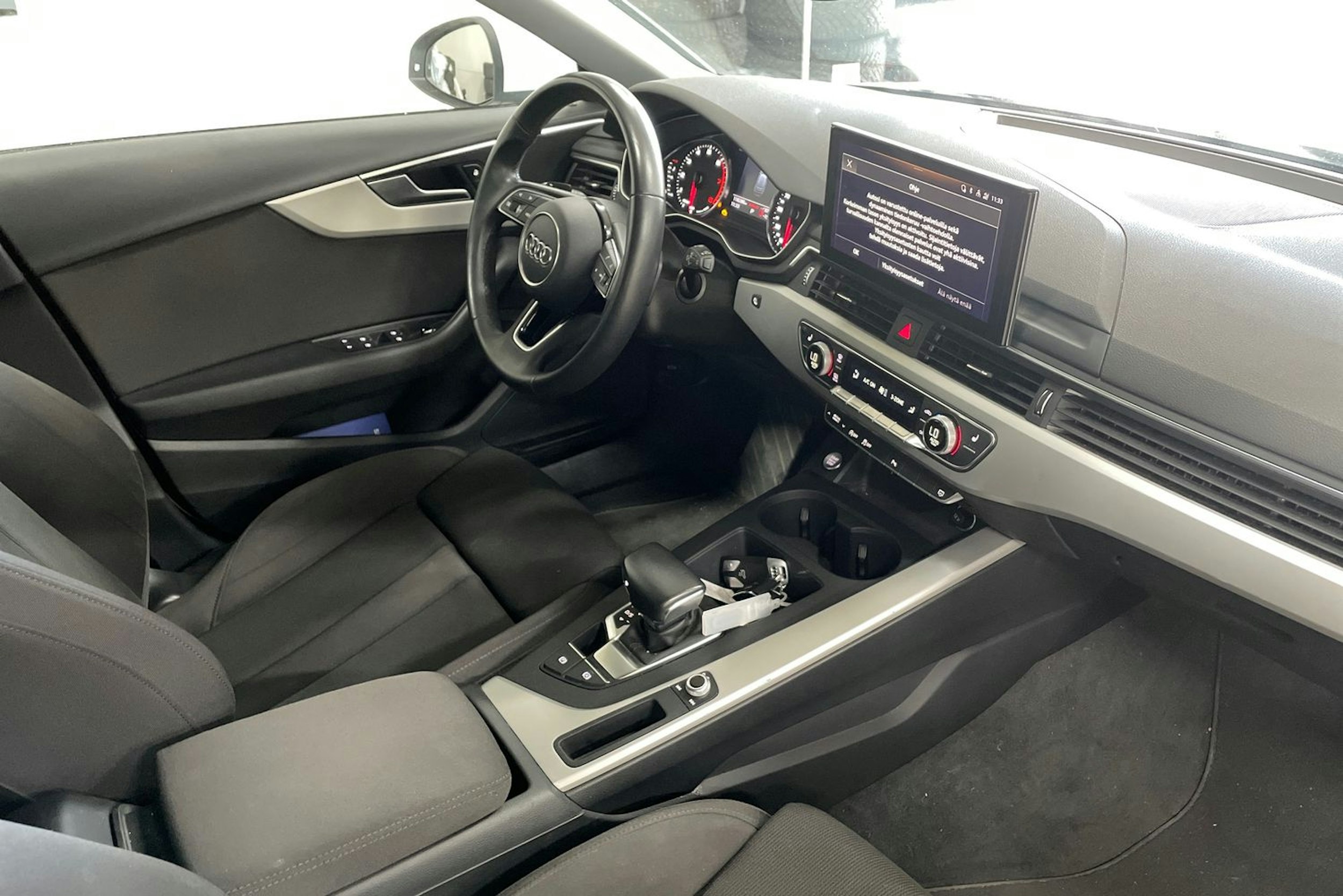 Valkoinen Audi A4 2021 kuva 15.