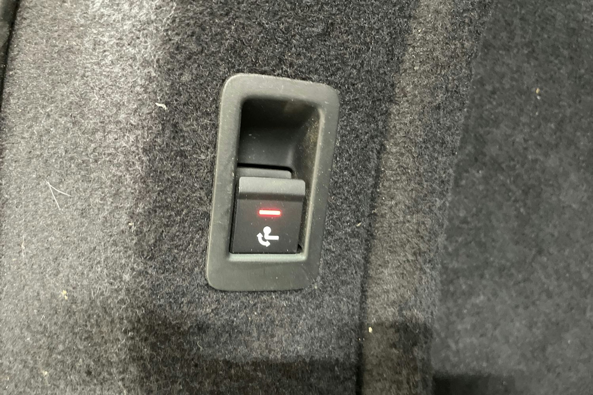 Valkoinen Audi A4 2021 kuva 17.