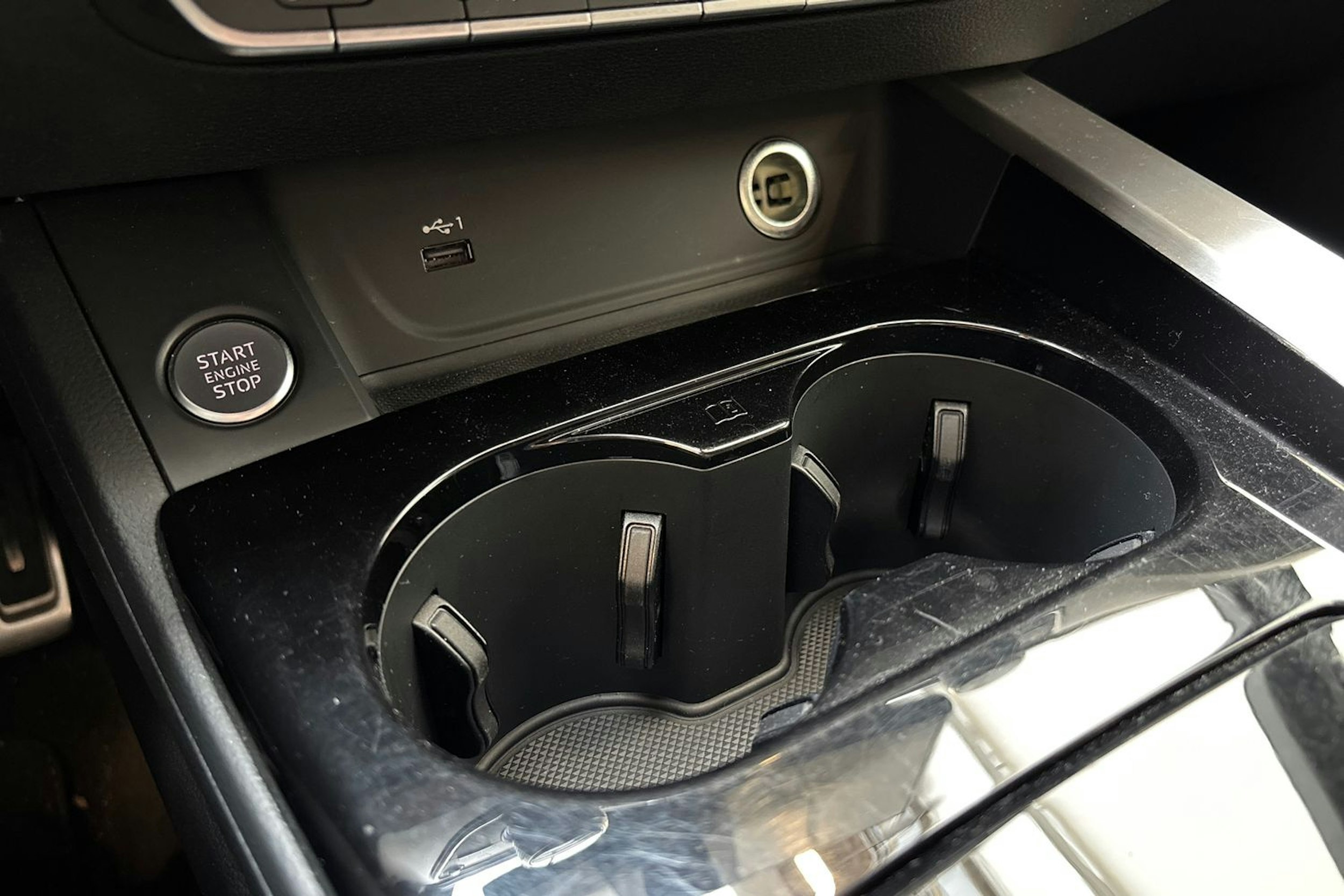hopea Audi A4 2021 kuva 23.