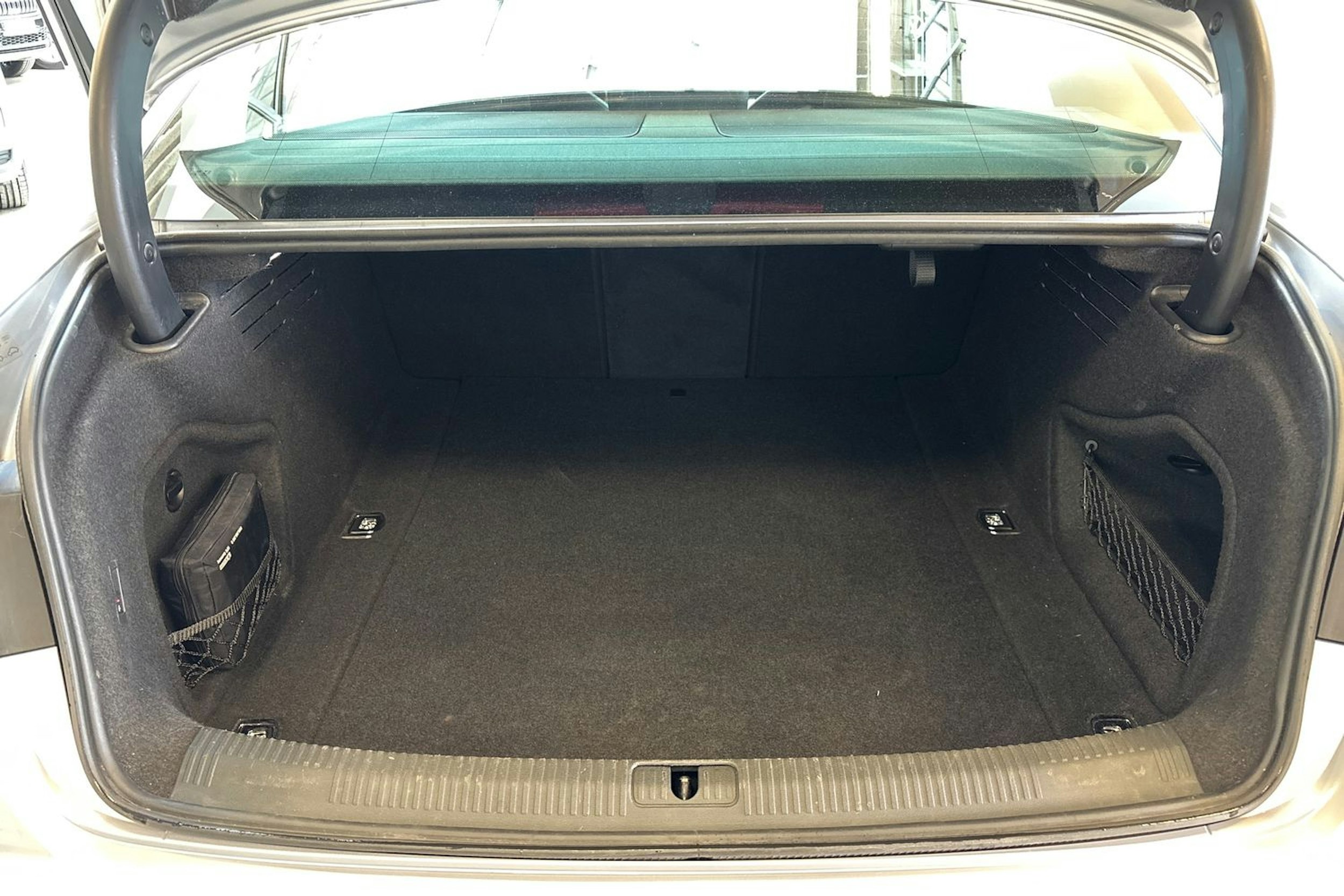 hopea Audi A4 2021 kuva 26.