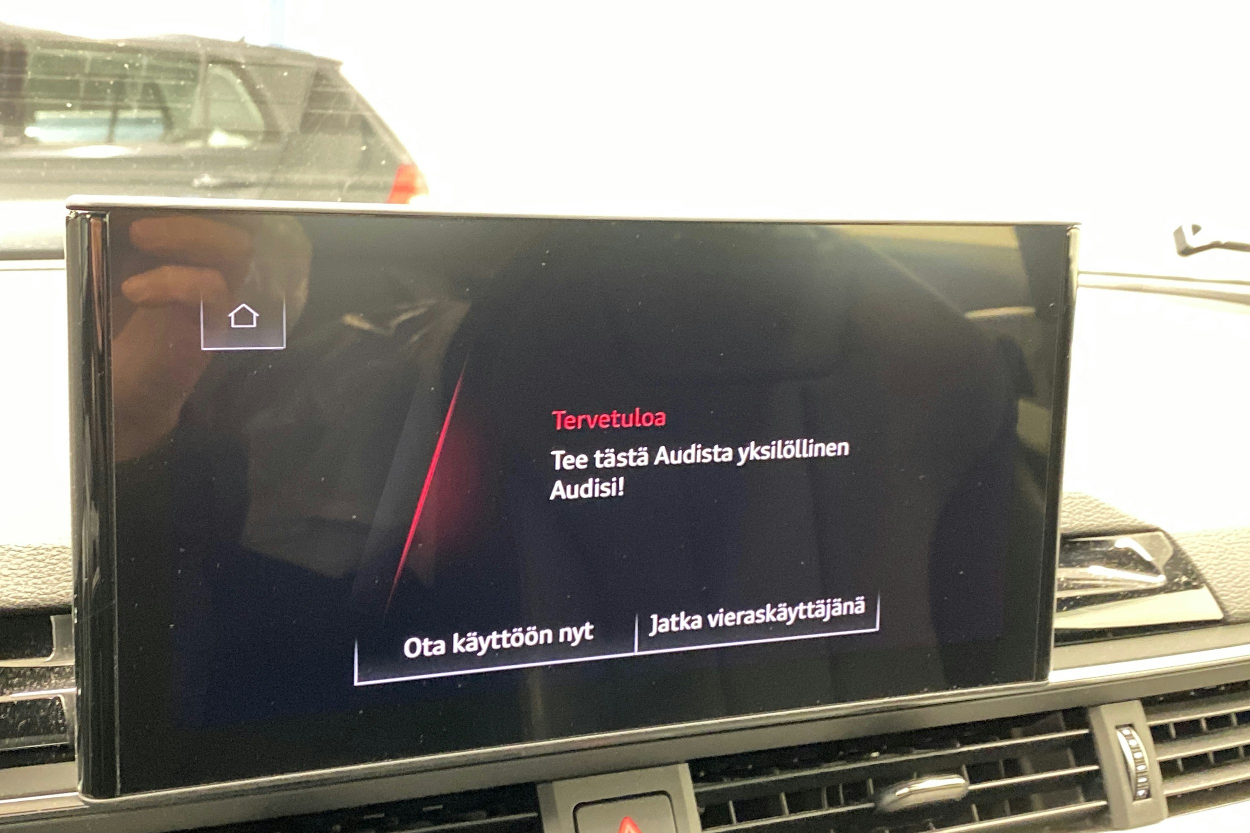 valkoinen Audi A4 2021 kuva 15.