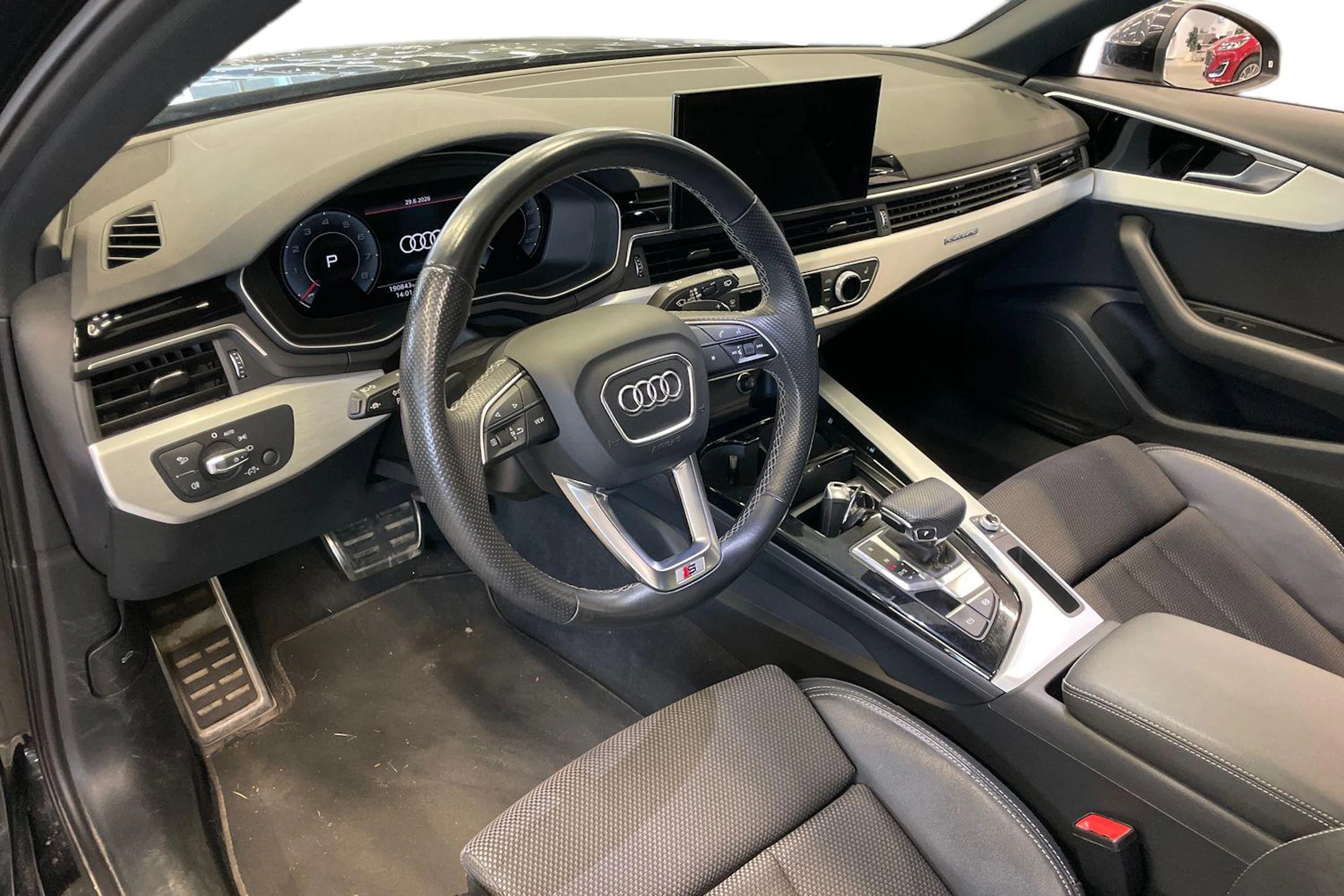 Musta Audi A4 2021 kuva 3.