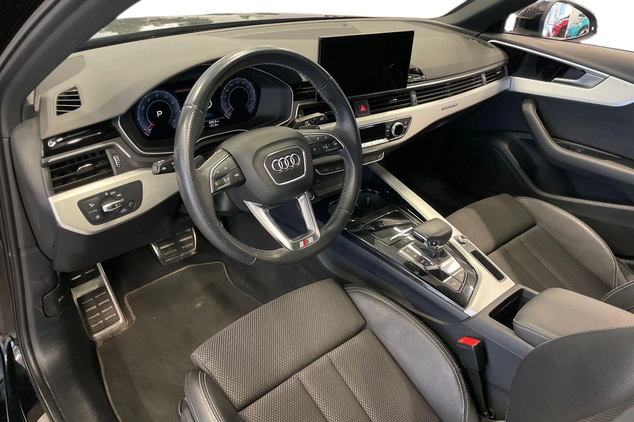 Musta Audi A4 2021 kuva 6.