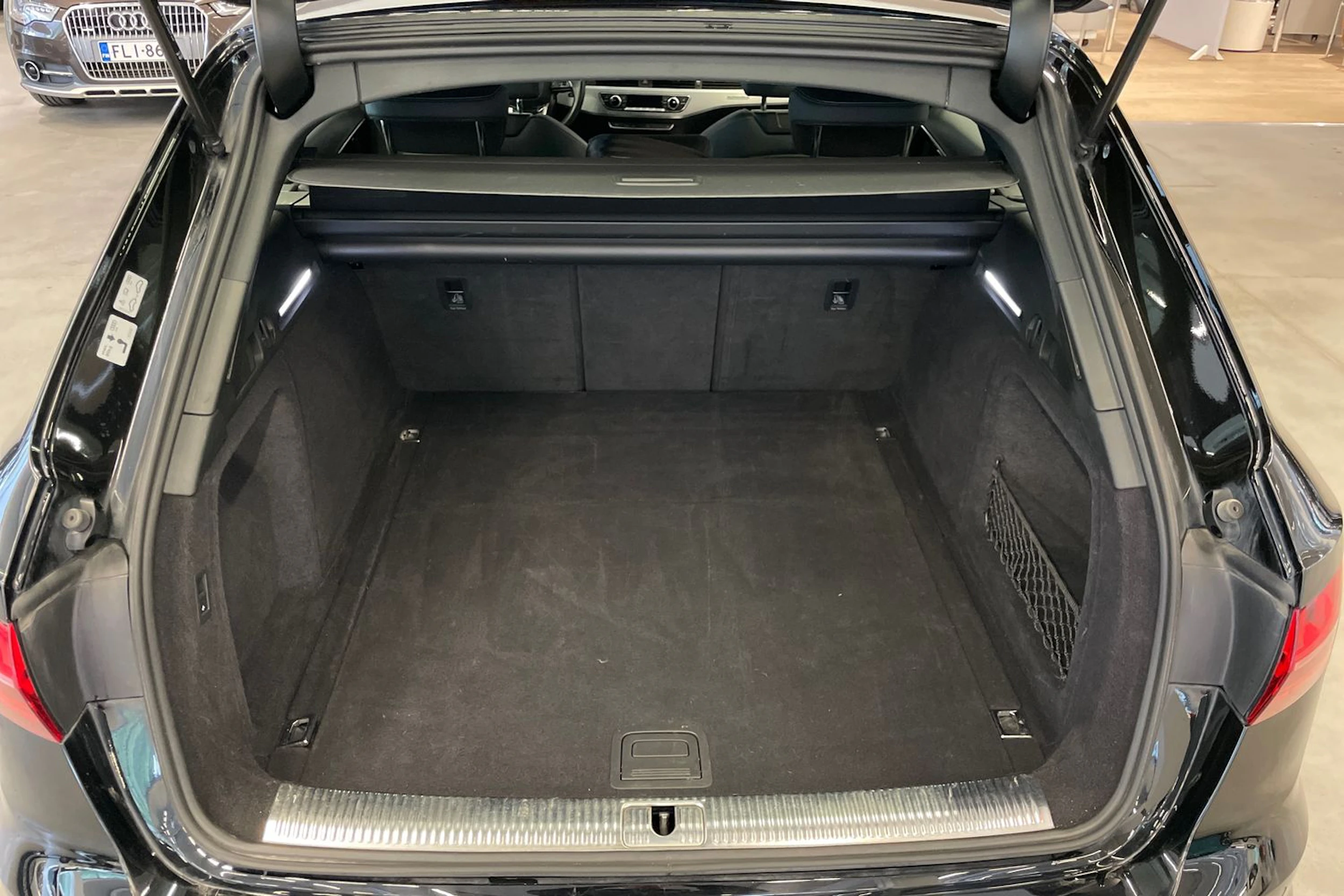 Musta Audi A4 2021 kuva 11.
